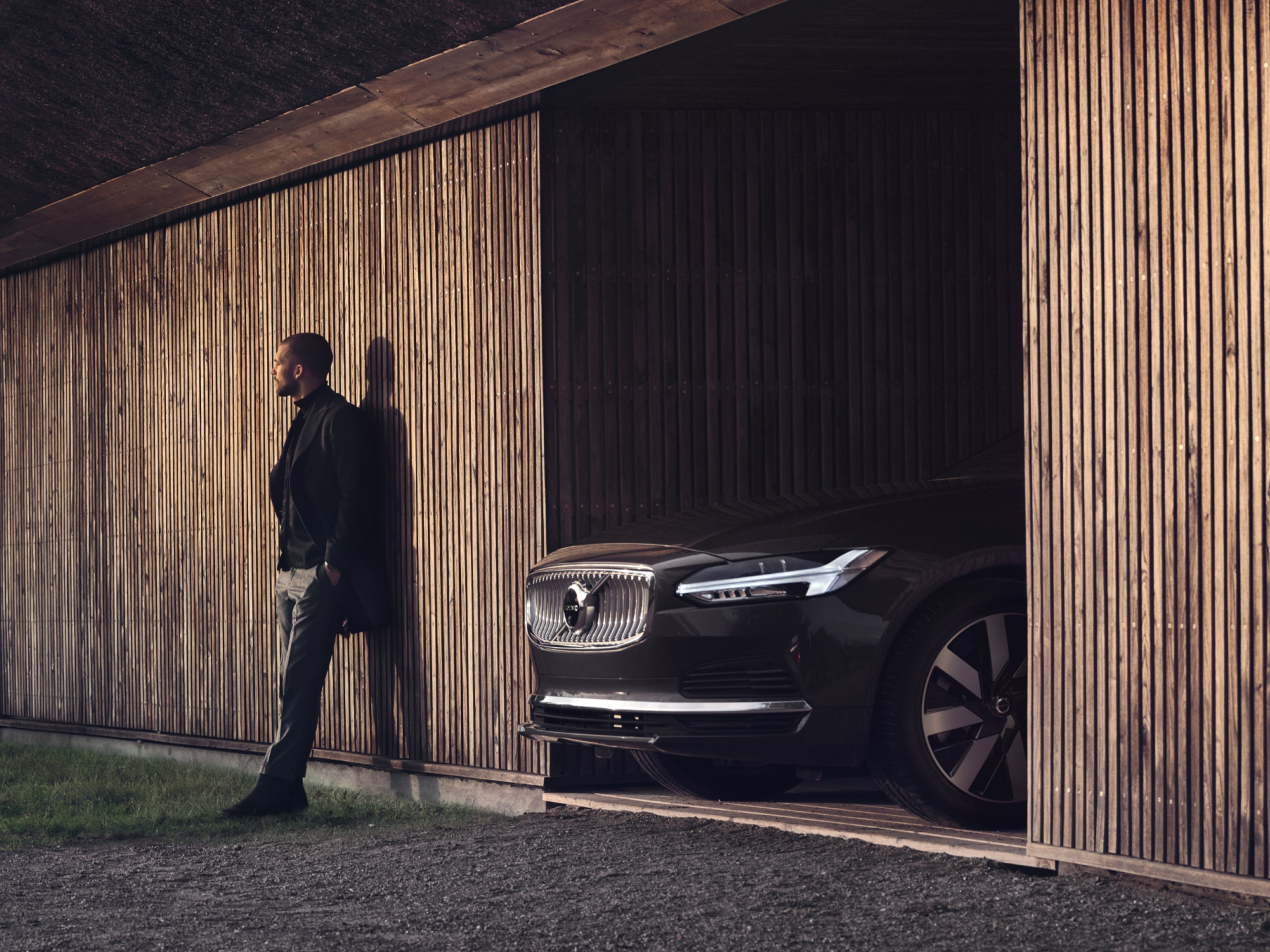 Una persona recargada en las puertas de una cochera.