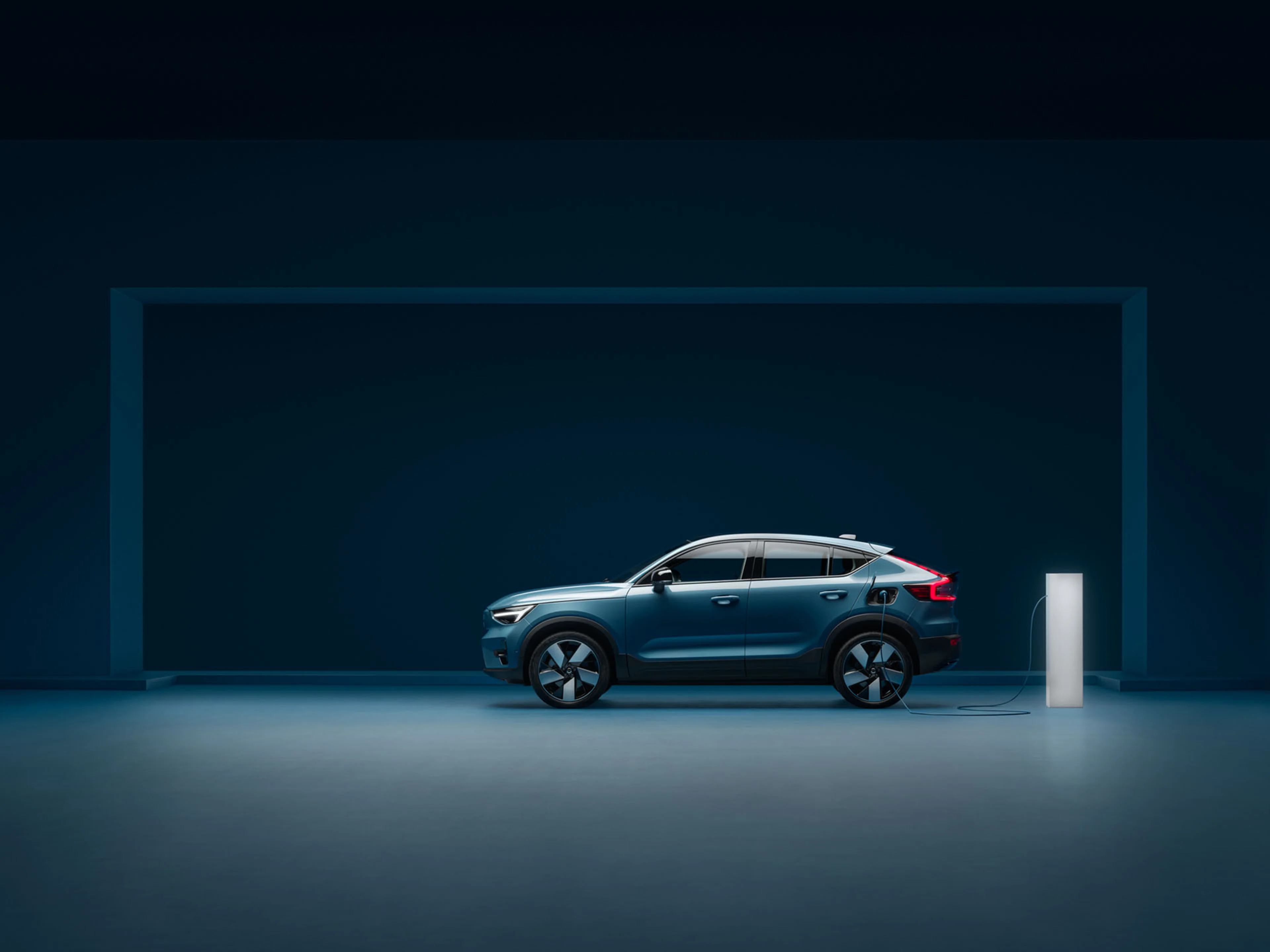 Blauwe Volvo C40 in een blauwe omgeving