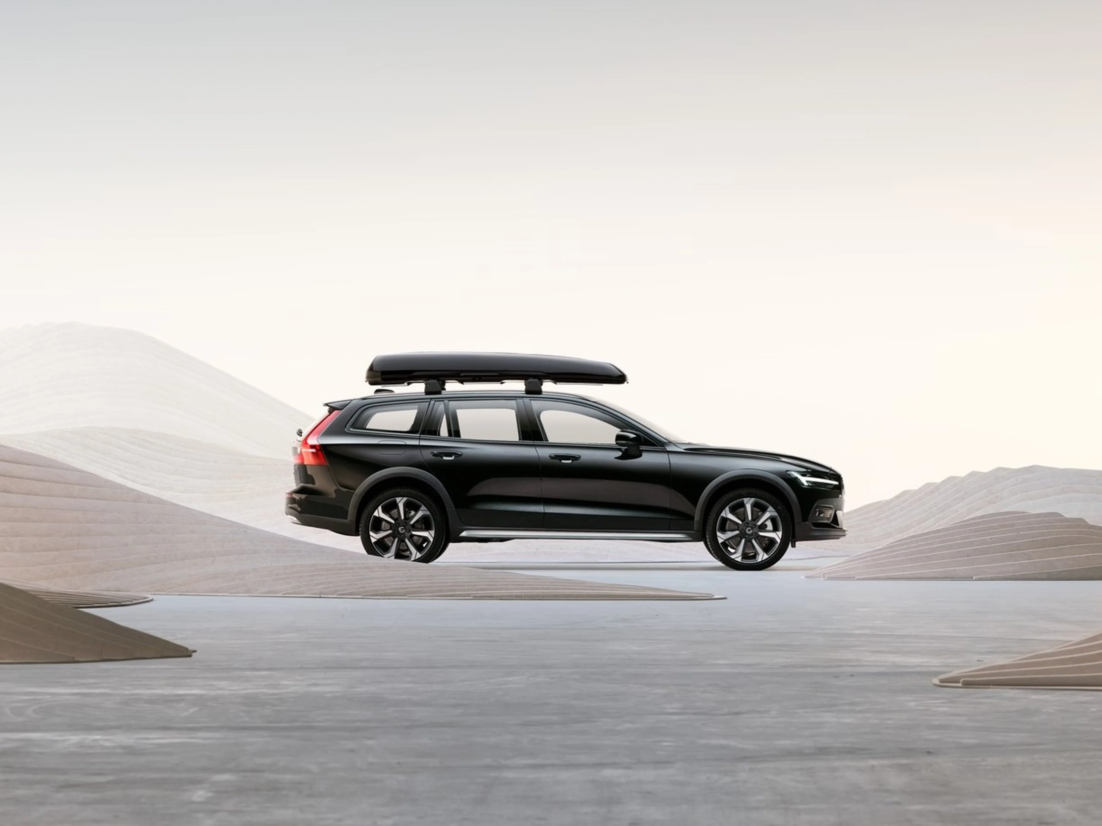 Den aerodynamiskt optimerade takboxen designad av Volvo Cars är delvis tillverkad av återvunnet material.