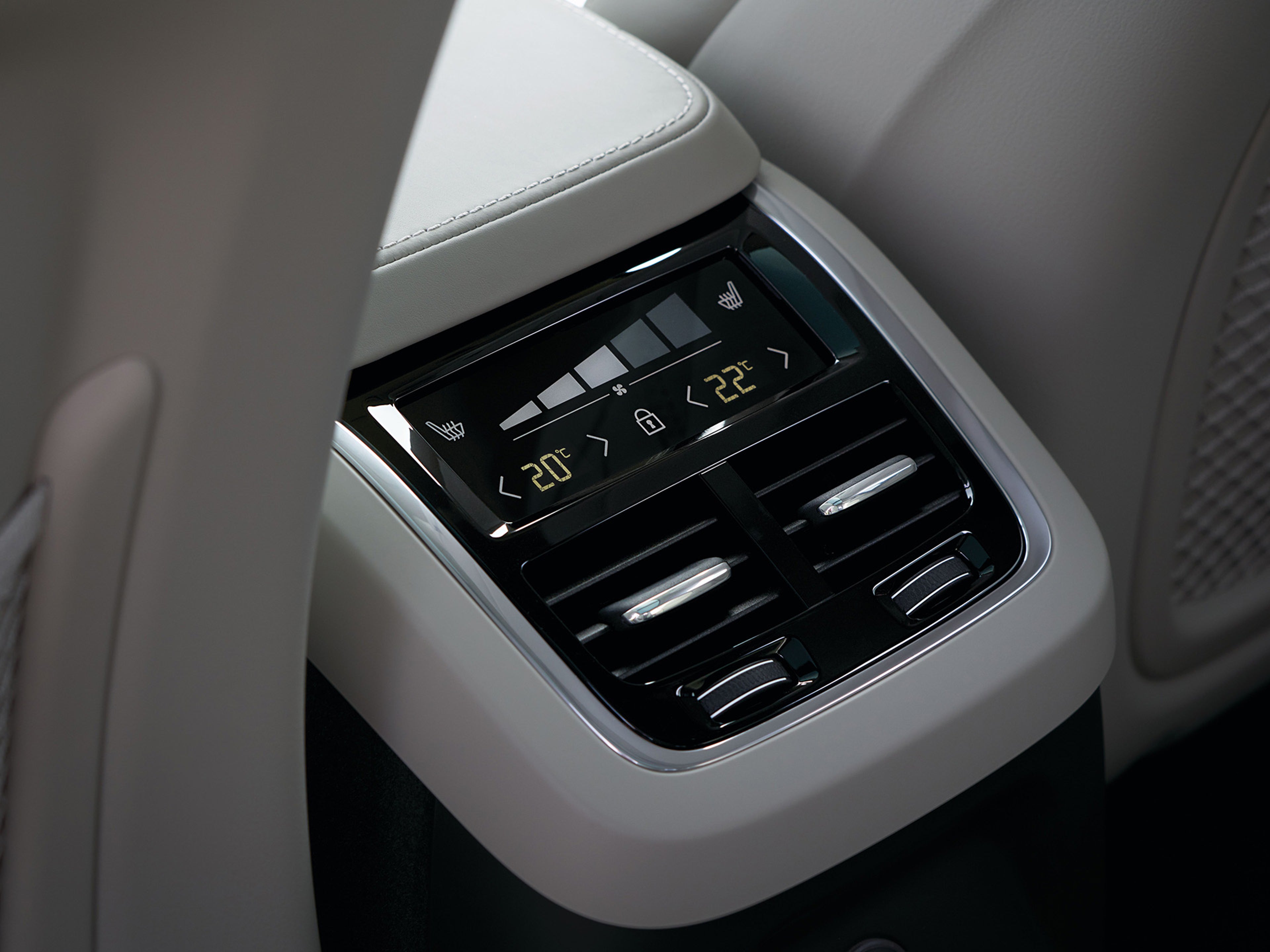 Central de gestão de climatização traseira, em estofos claros