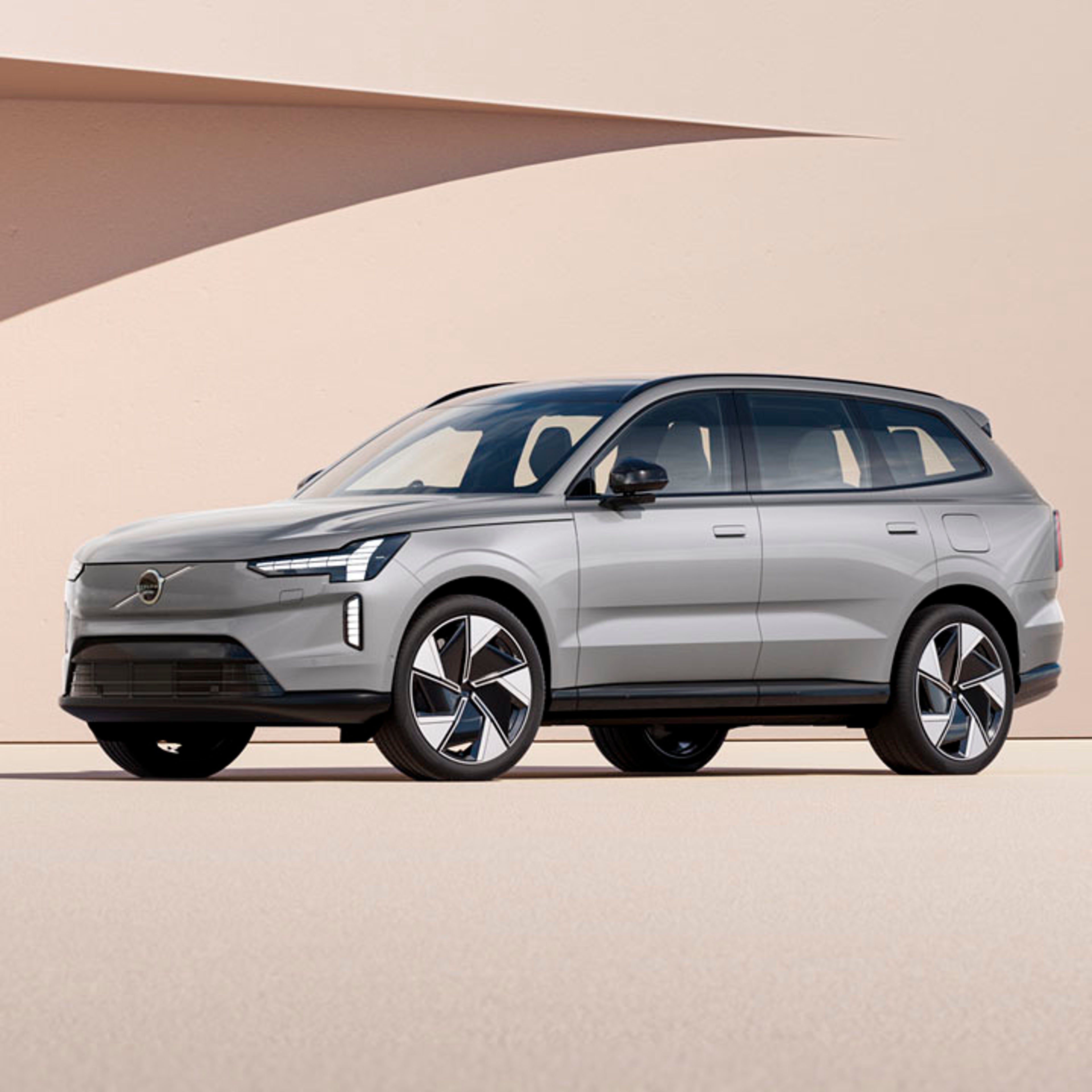 Un Volvo EX90 eléctrico en una vista lateral frontal