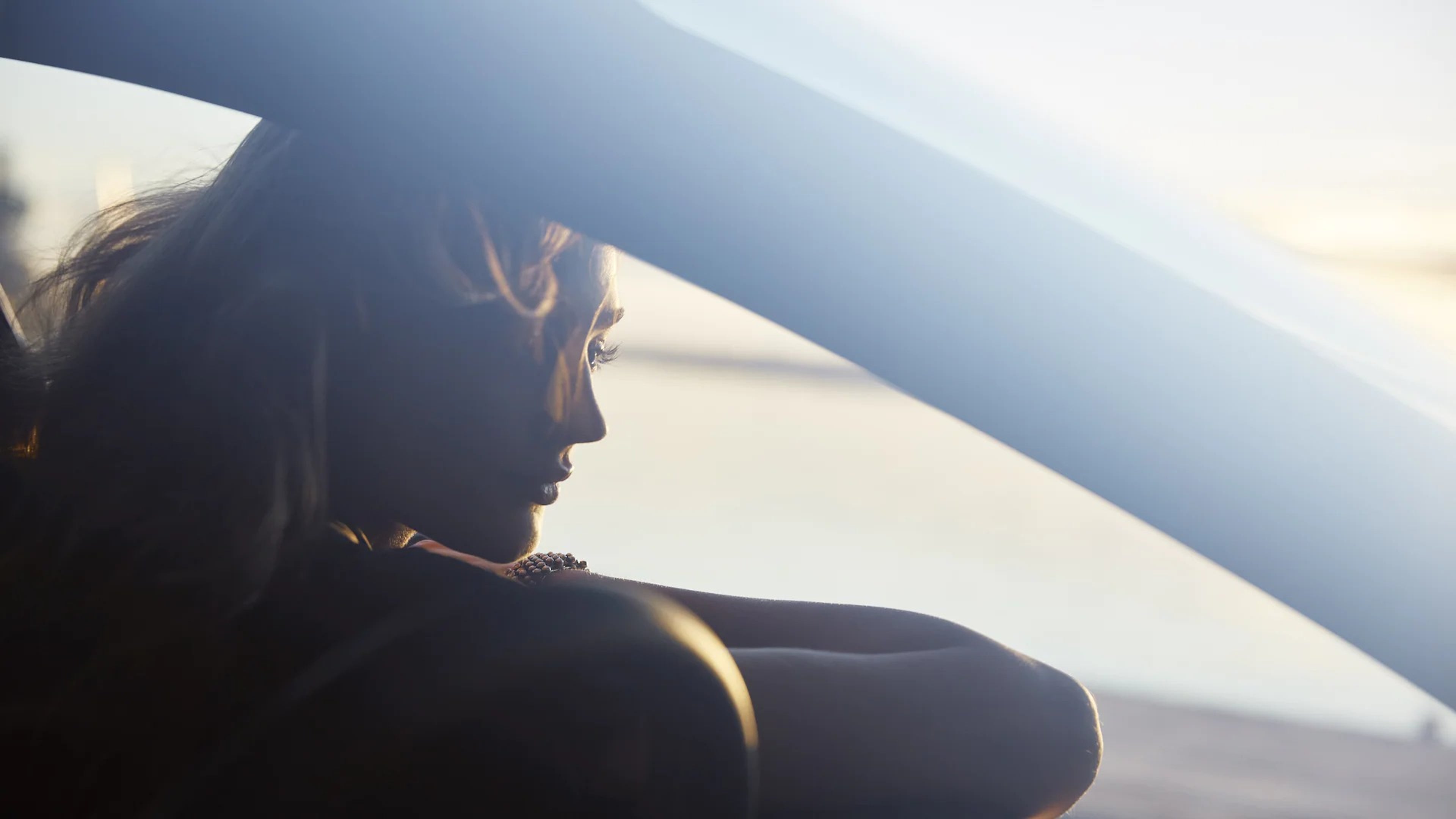 Femme à la fenêtre d'une voiture Volvo