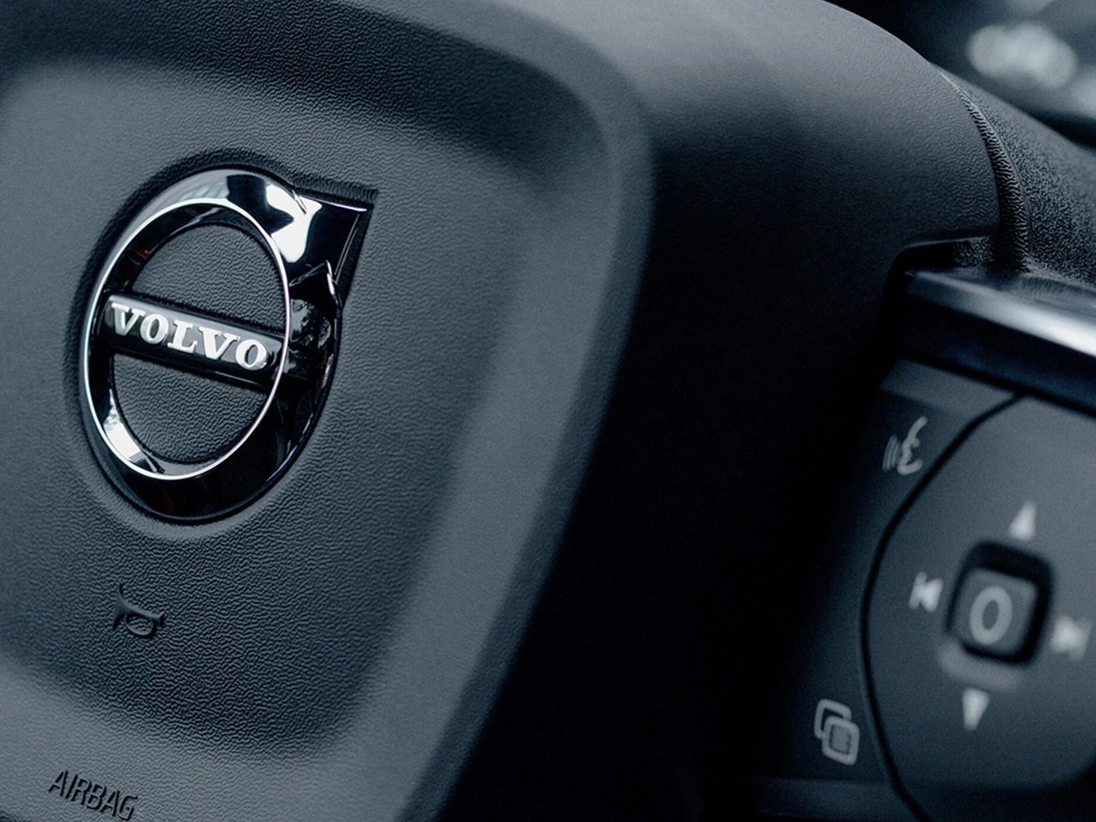 Ein Bildausschnitt eines Volvo Lenkrads.