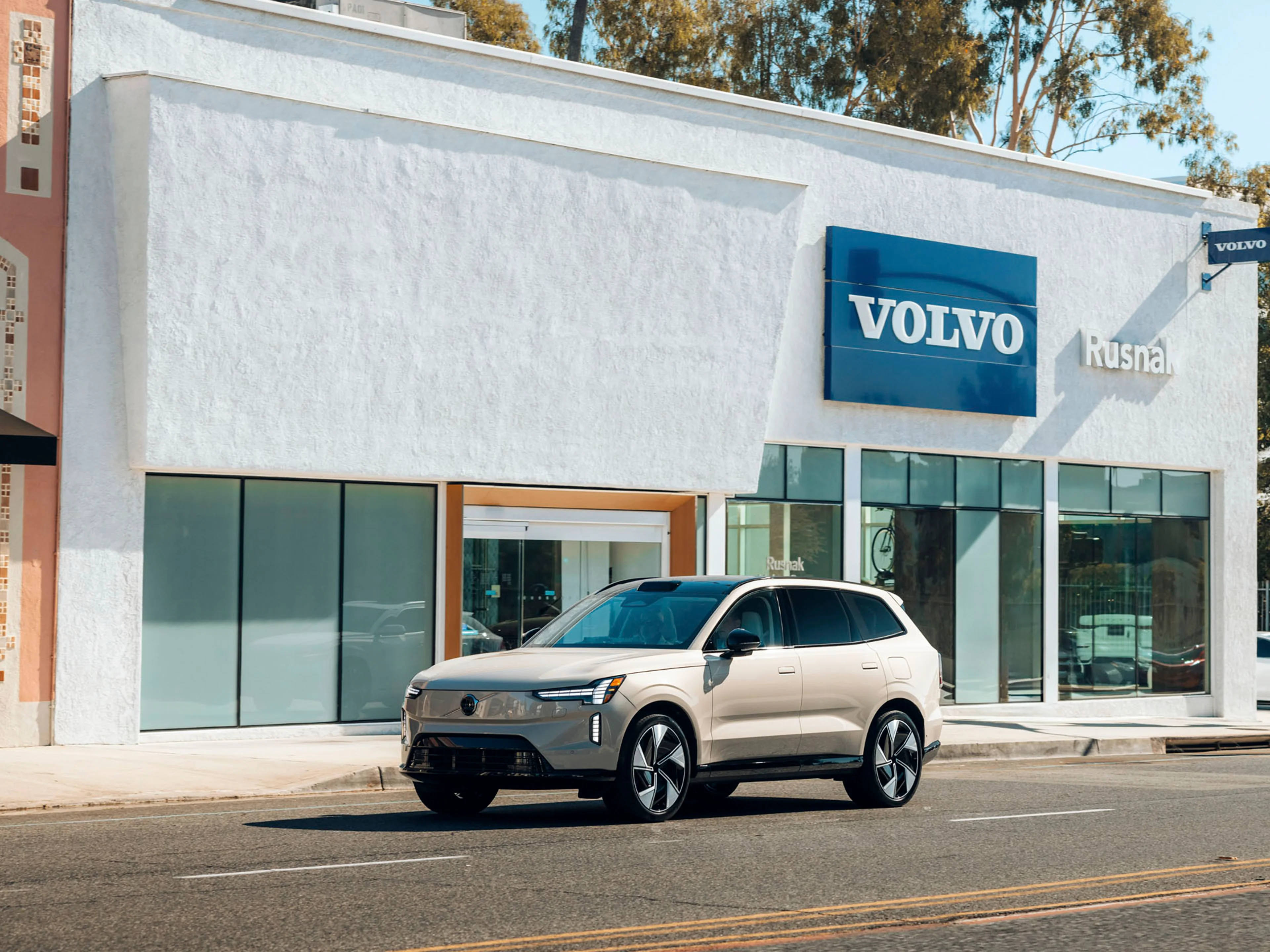 Un vendedor y un usuario en un concesionario Volvo