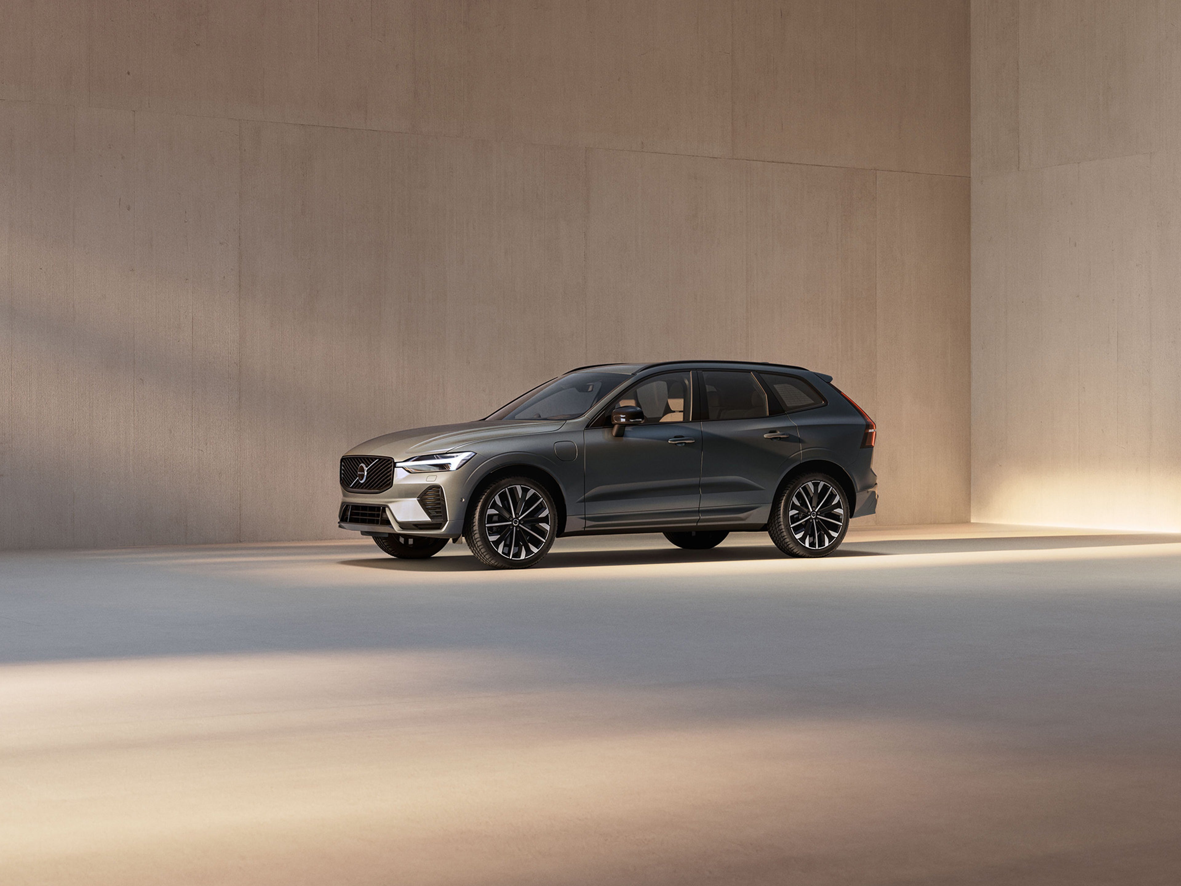 XC60 Model Year 2016, cinzento de perfil junto a duas paredes beges