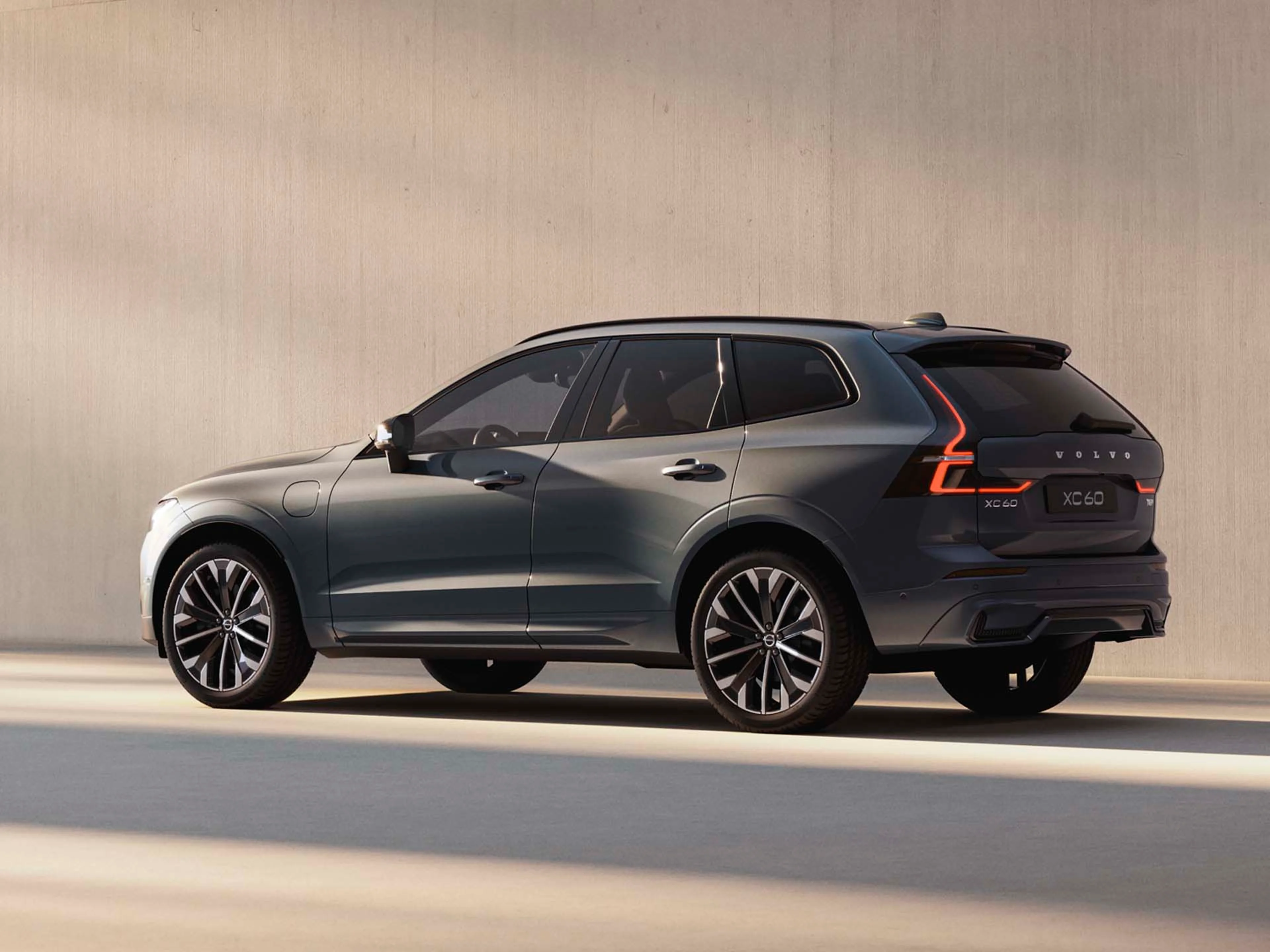 Volvo XC60 híbrido enchufable vista trasera lateral
