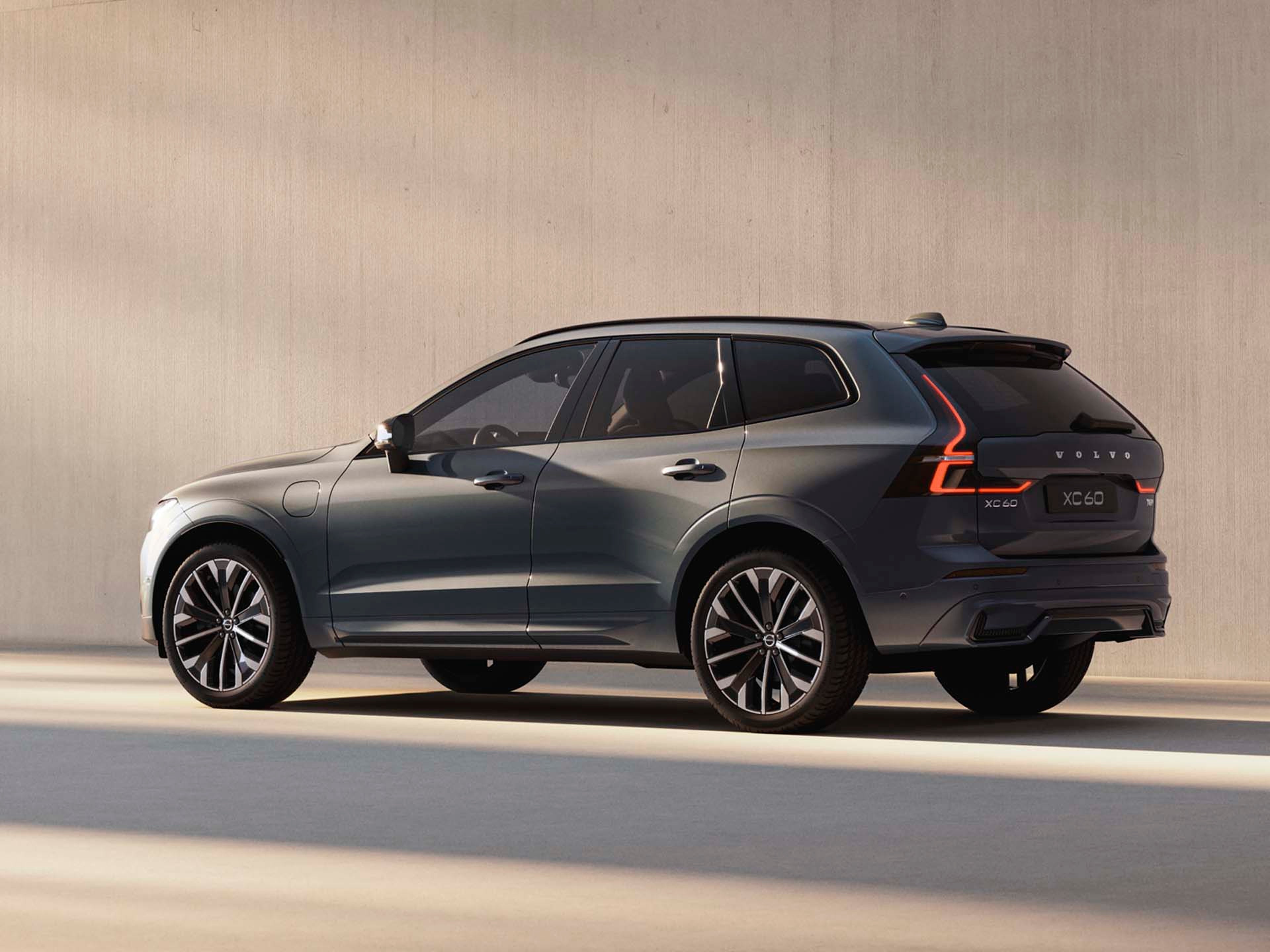 Volvo XC60 híbrido enchufable vista trasera lateral