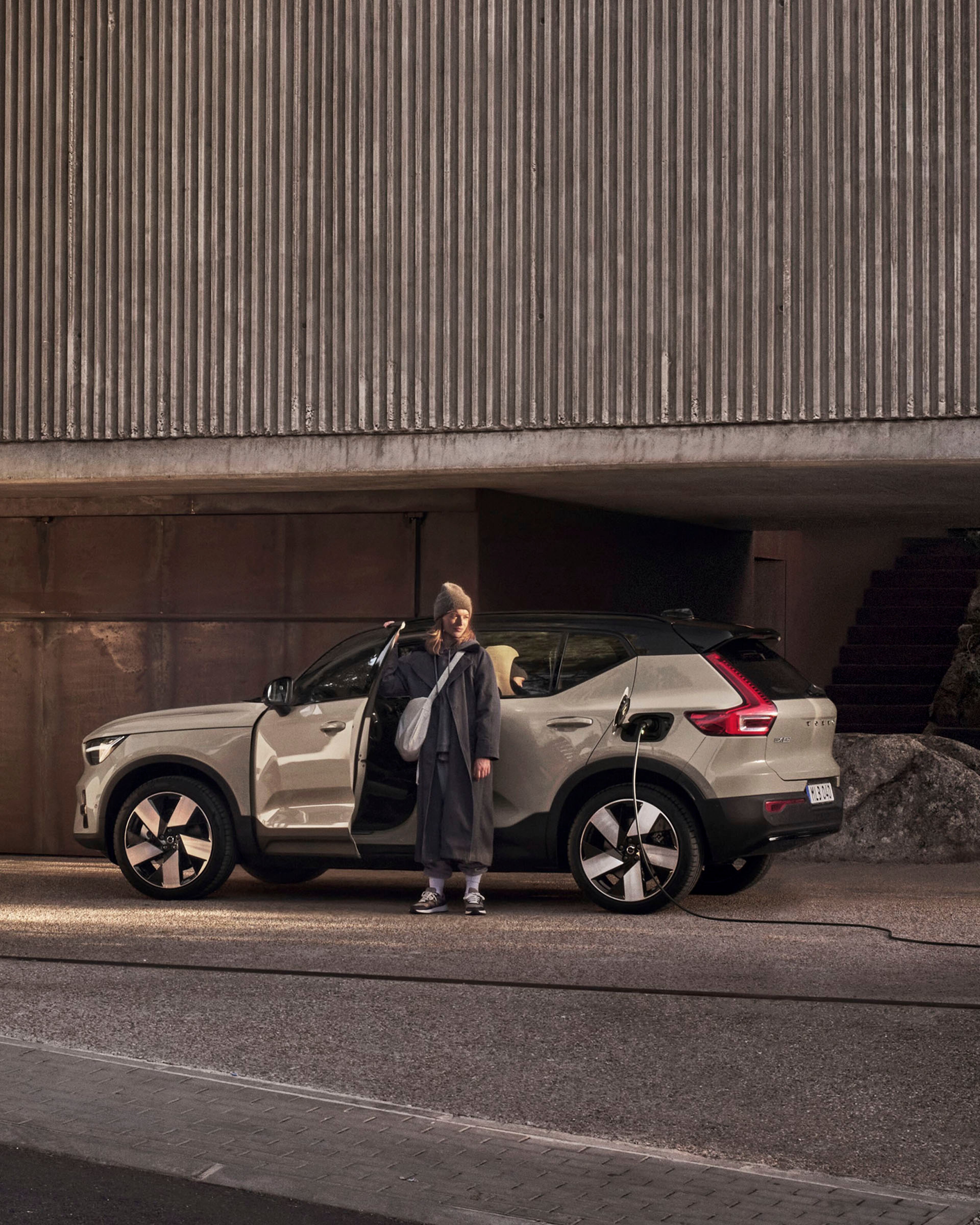 Volvo EX40 a la salida de una casa