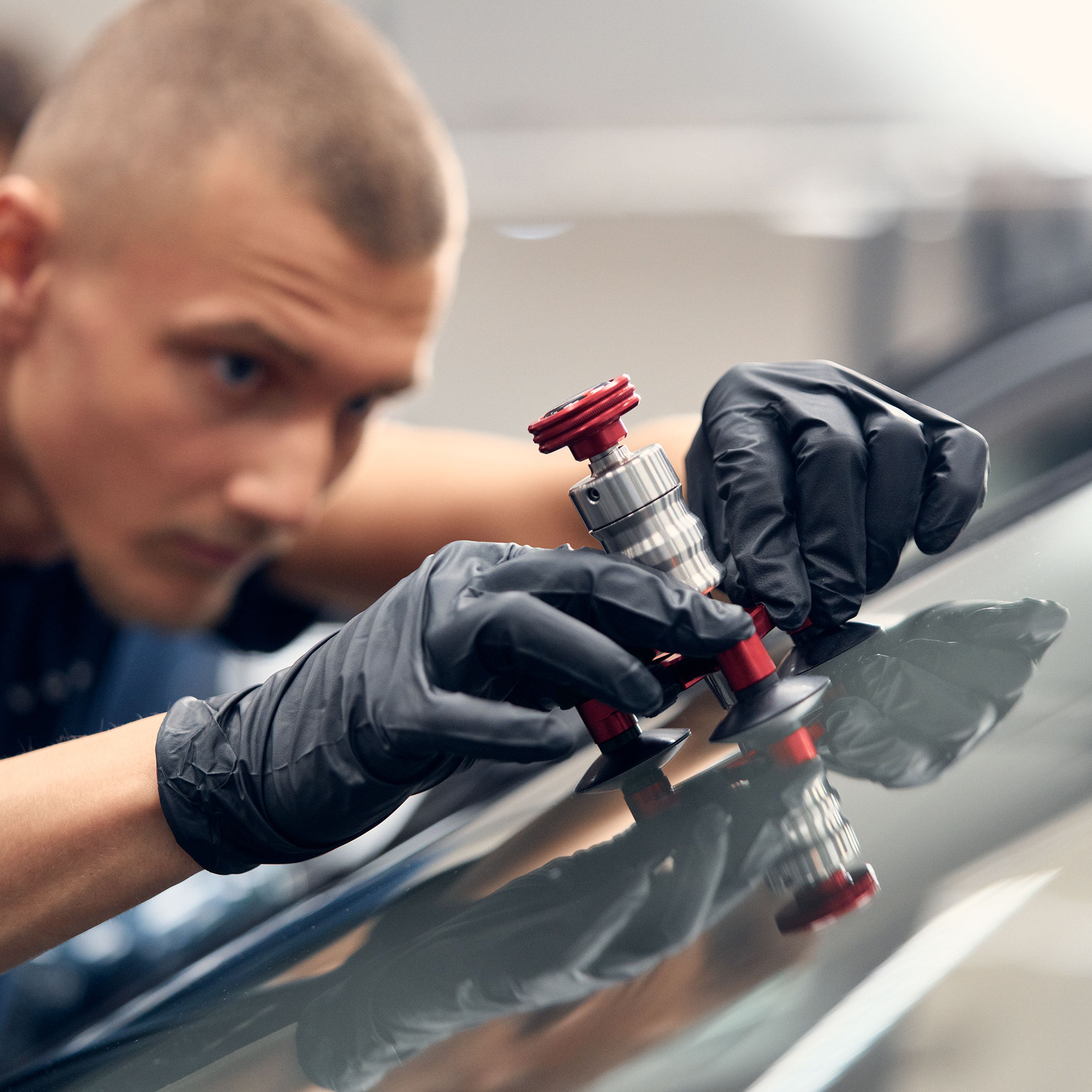 Volvo Omamekaanikko korjaa kiveniskemän aiheuttamaa säröä Volvo -auton tuulilasissa.