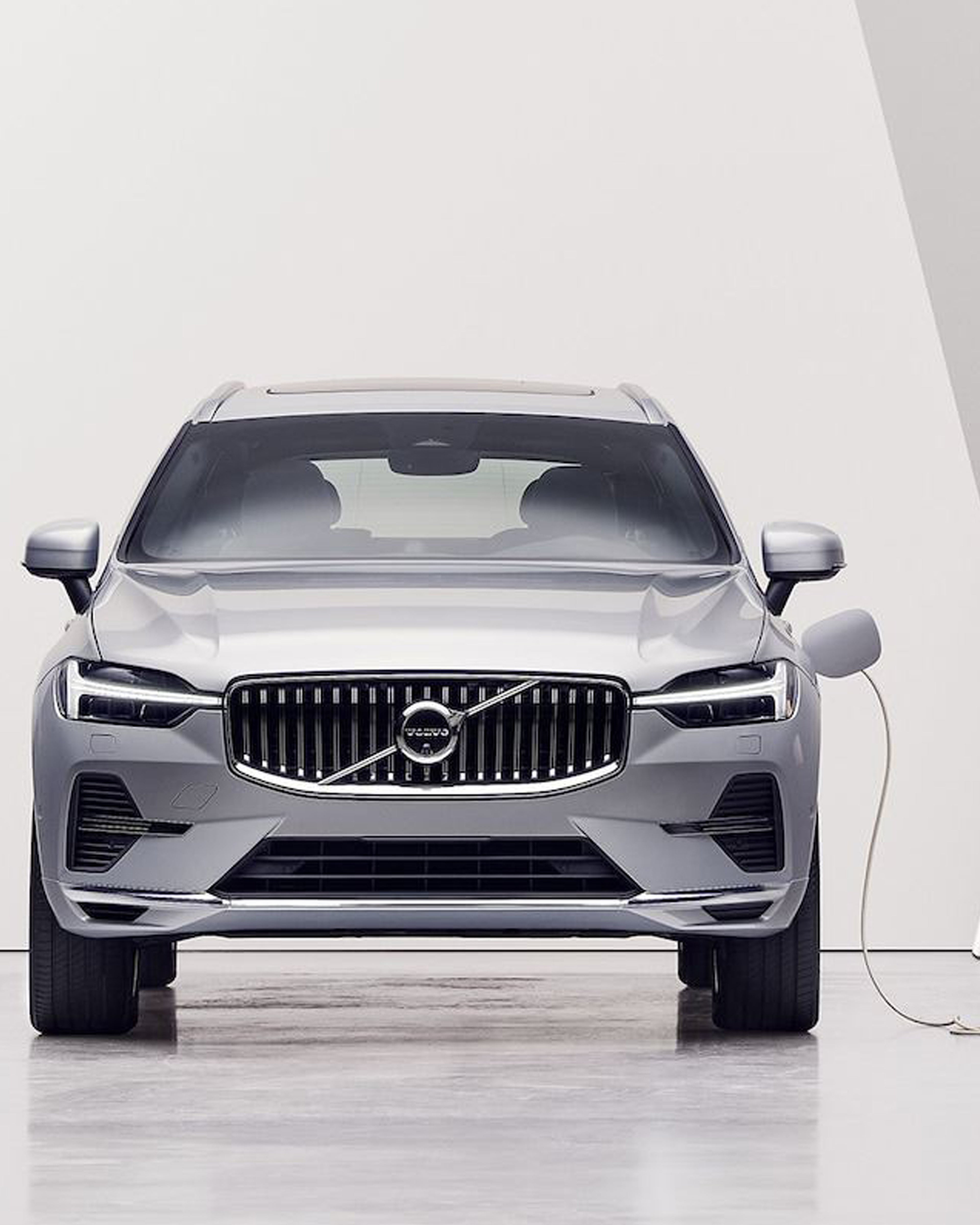 XC60 i sølv sett forfra mens den lader