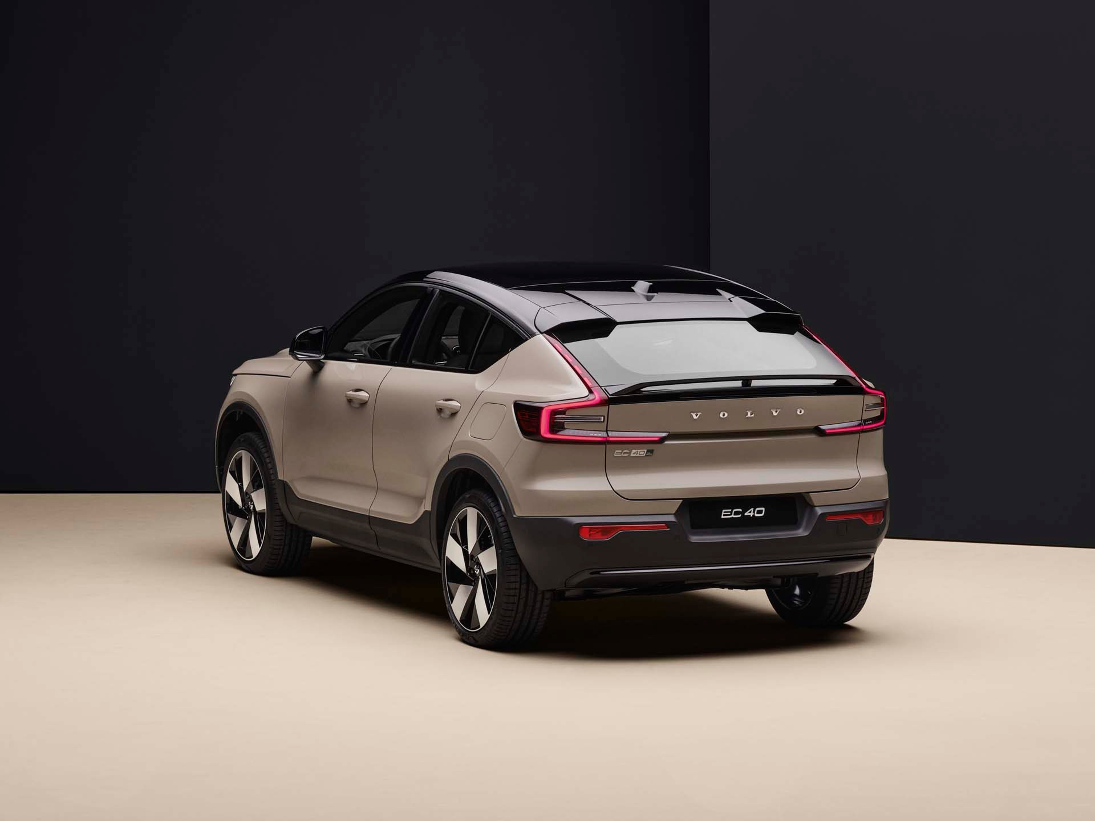Volvo EC40 eléctrico vista trasera destacando sus llantas y su color Sand Dust