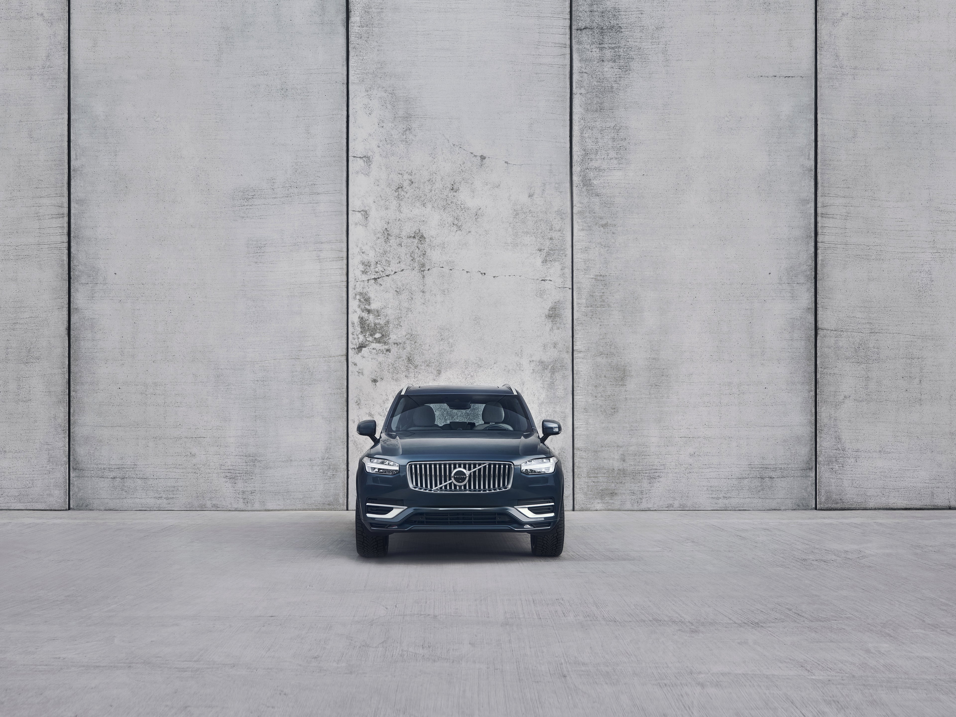 Volvo XC90 na scianie budynku, pokazane od frontu