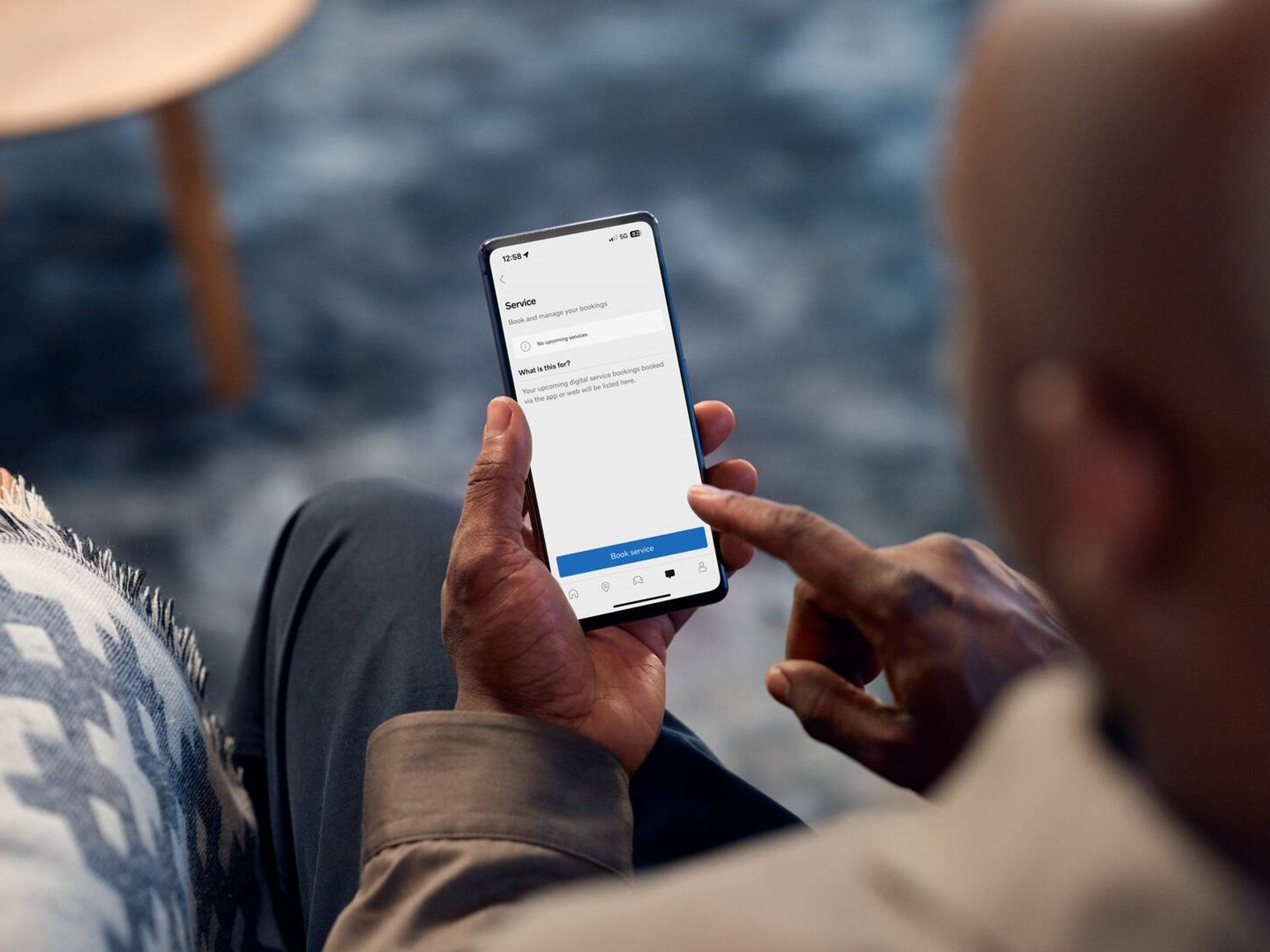 Volvo Valer -person looking at phone