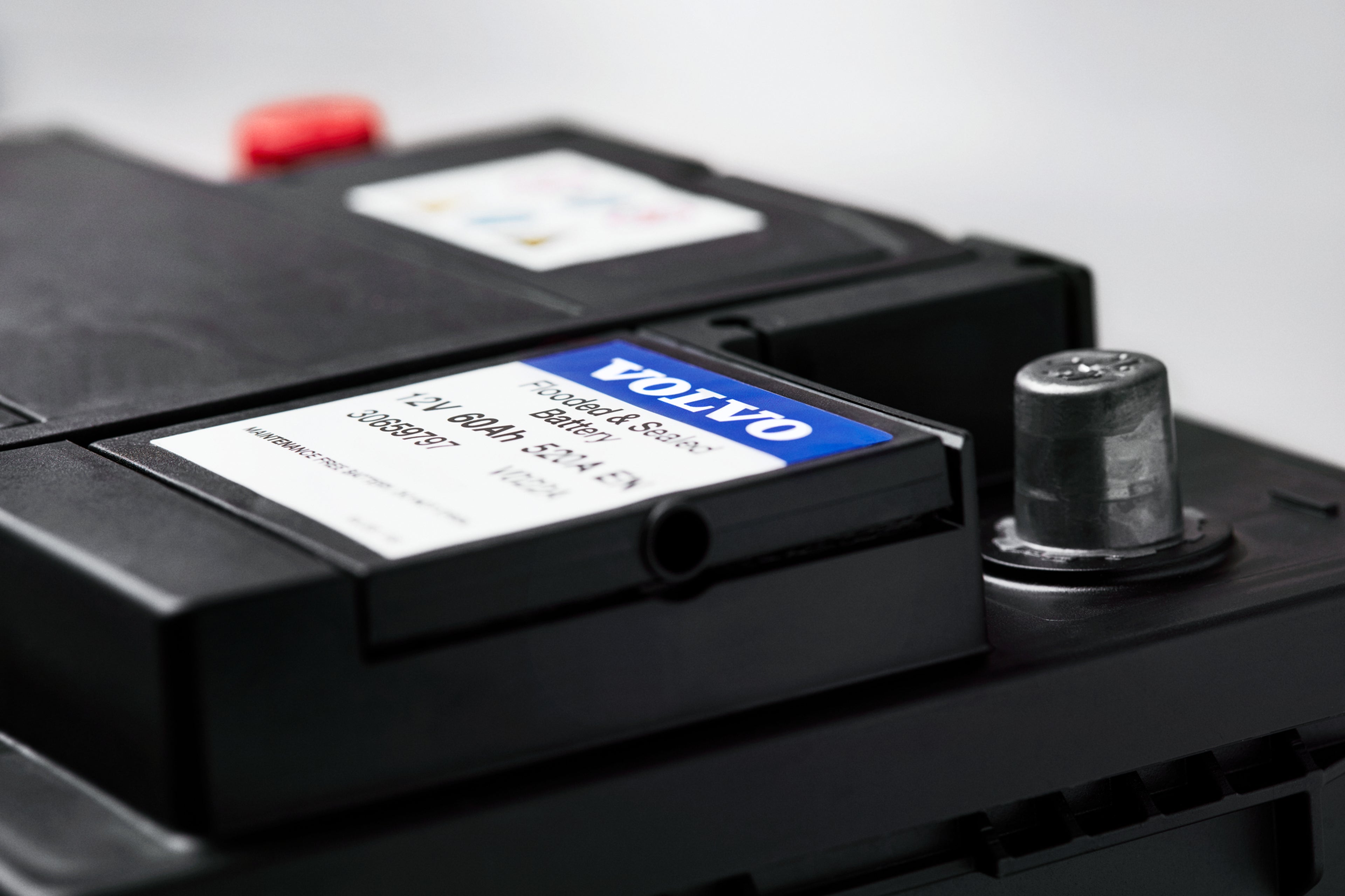 Vedere laterală a unei baterii Volvo originale