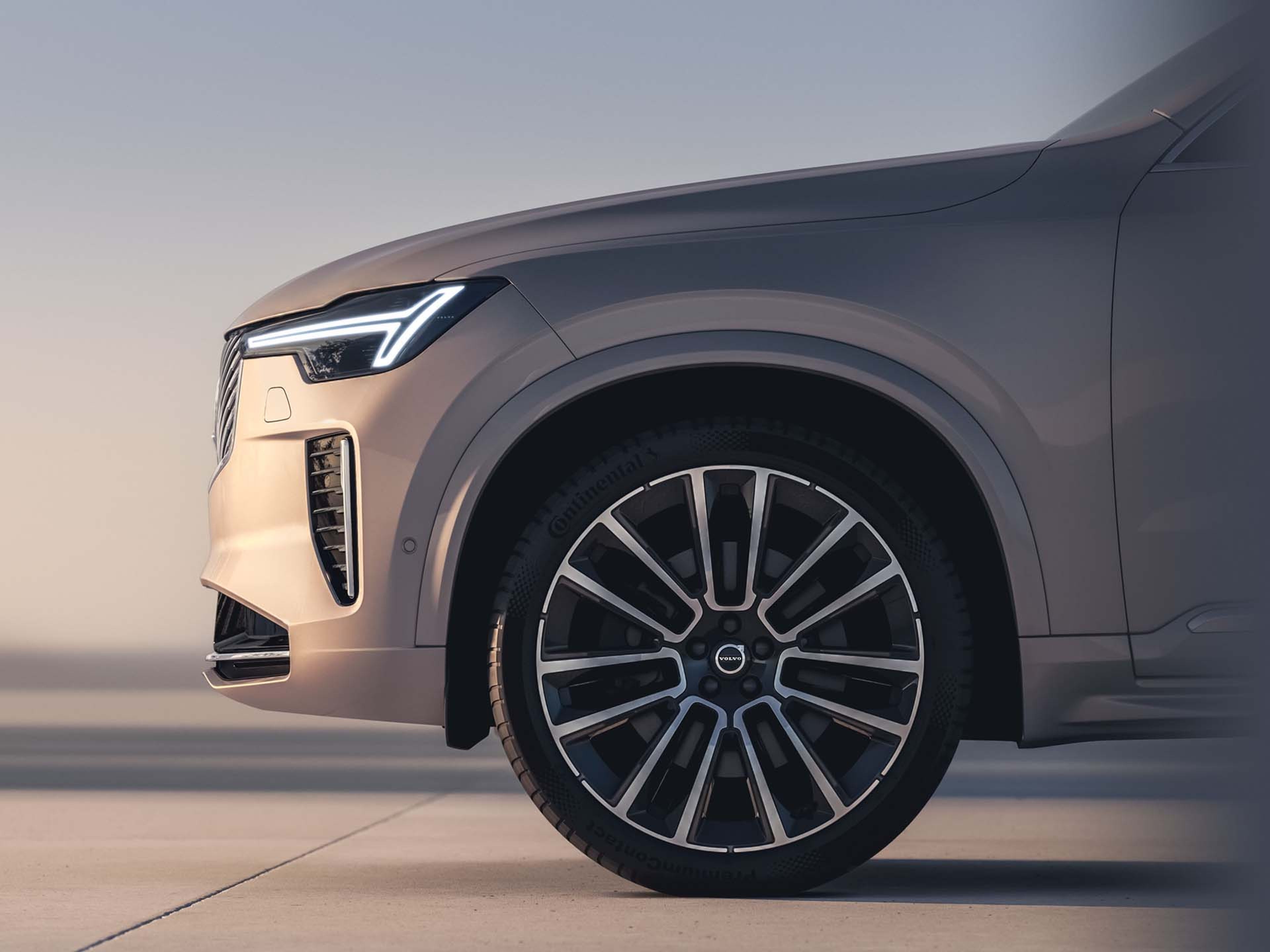 Volvo XC90 mild hybrid parte delantera con llantas aleación y faros LED