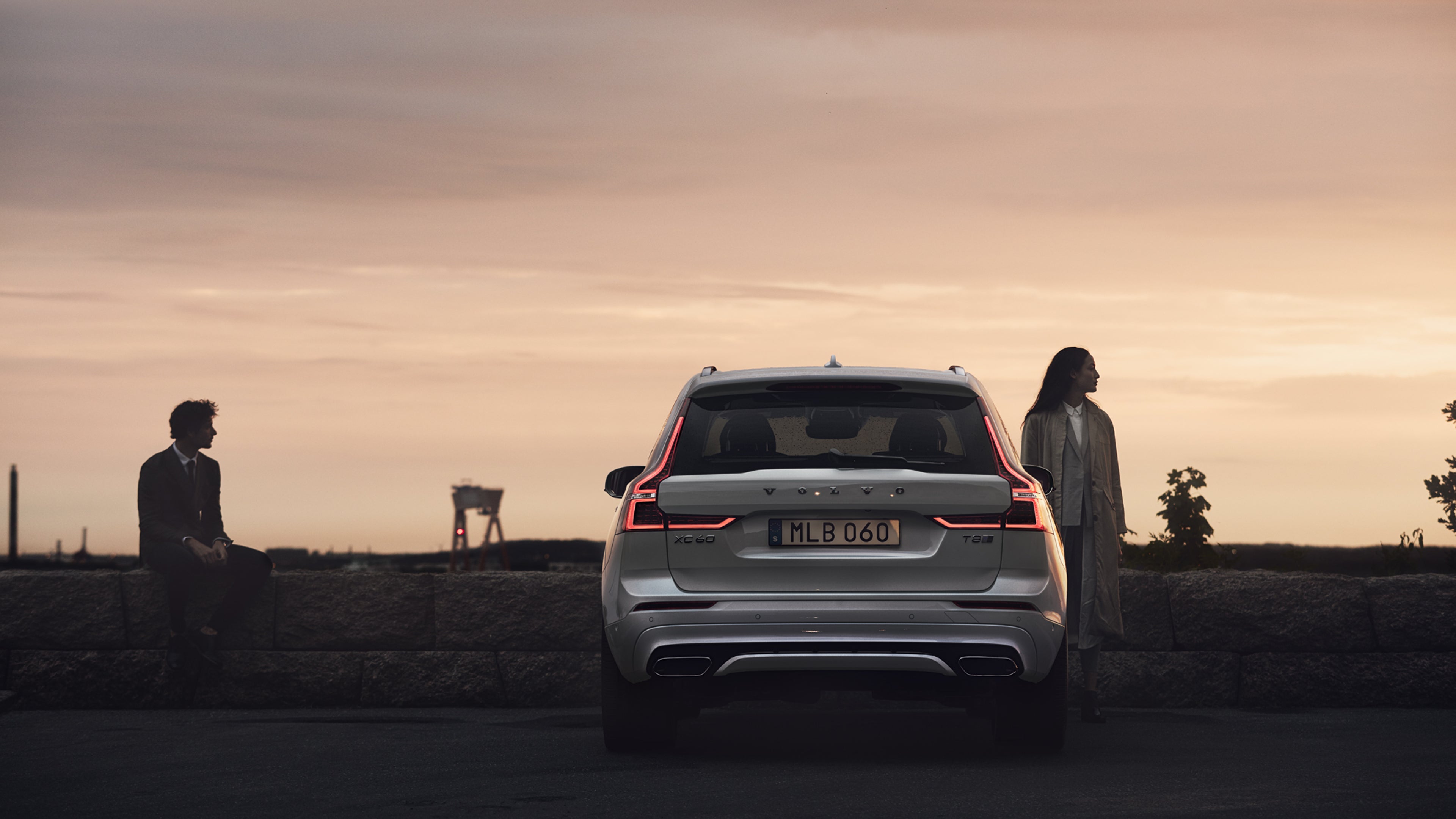 Voiture Volvo de dos devant un coucher de soleil