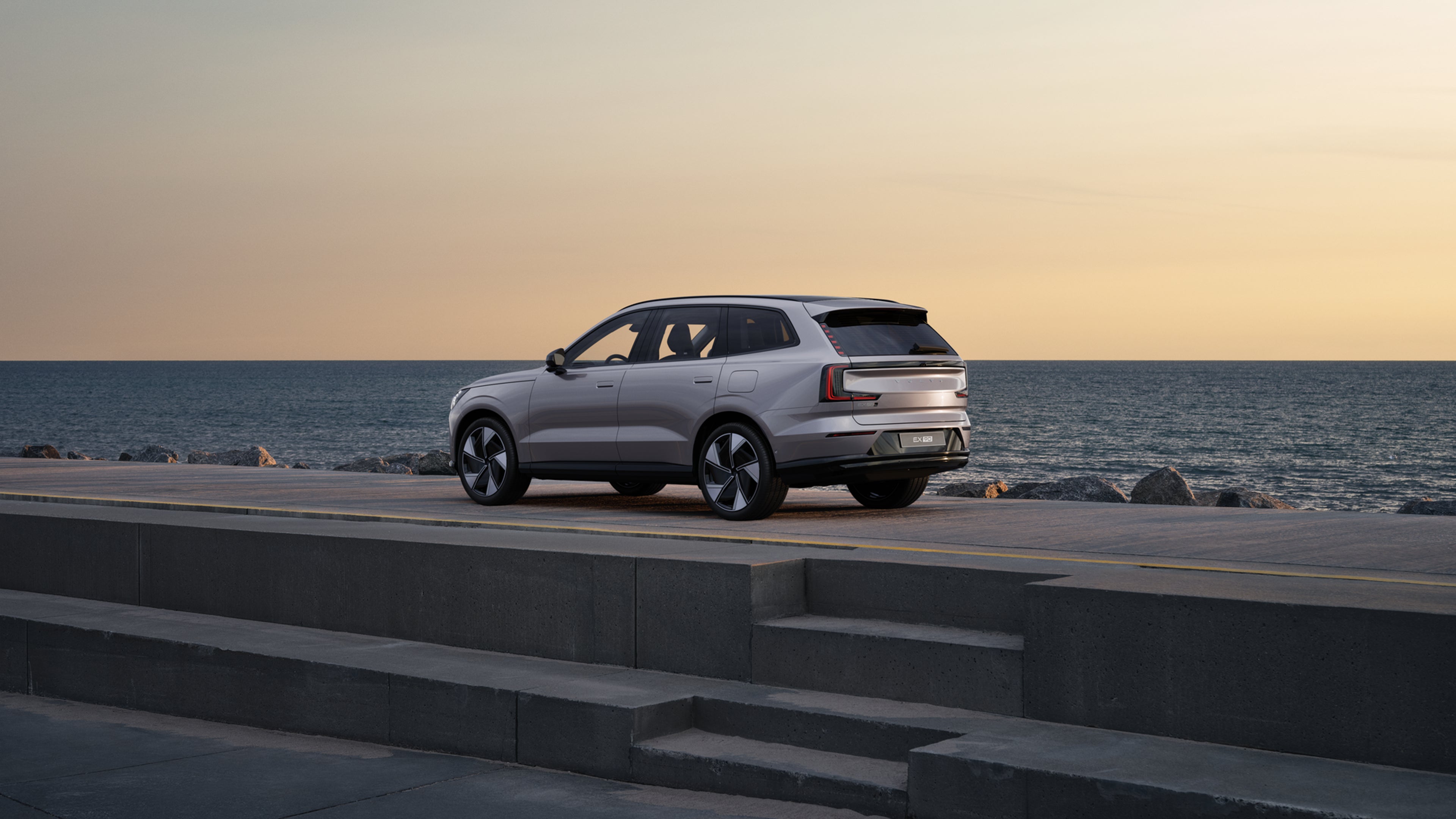 Metallic EX90 i solnedgång vid kusten