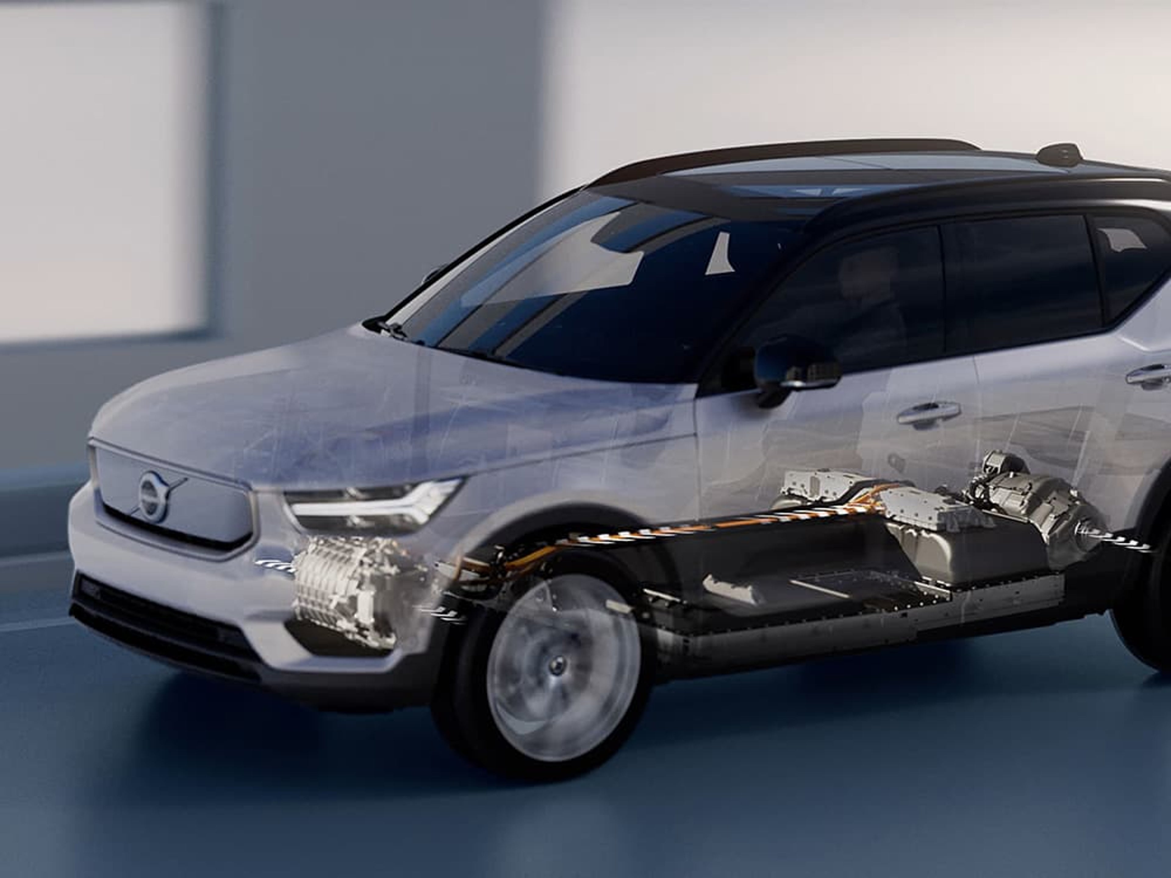 Une vue en coupe d'une Volvo EX40 montre le moteur électrique, la batterie et d'autres composants.