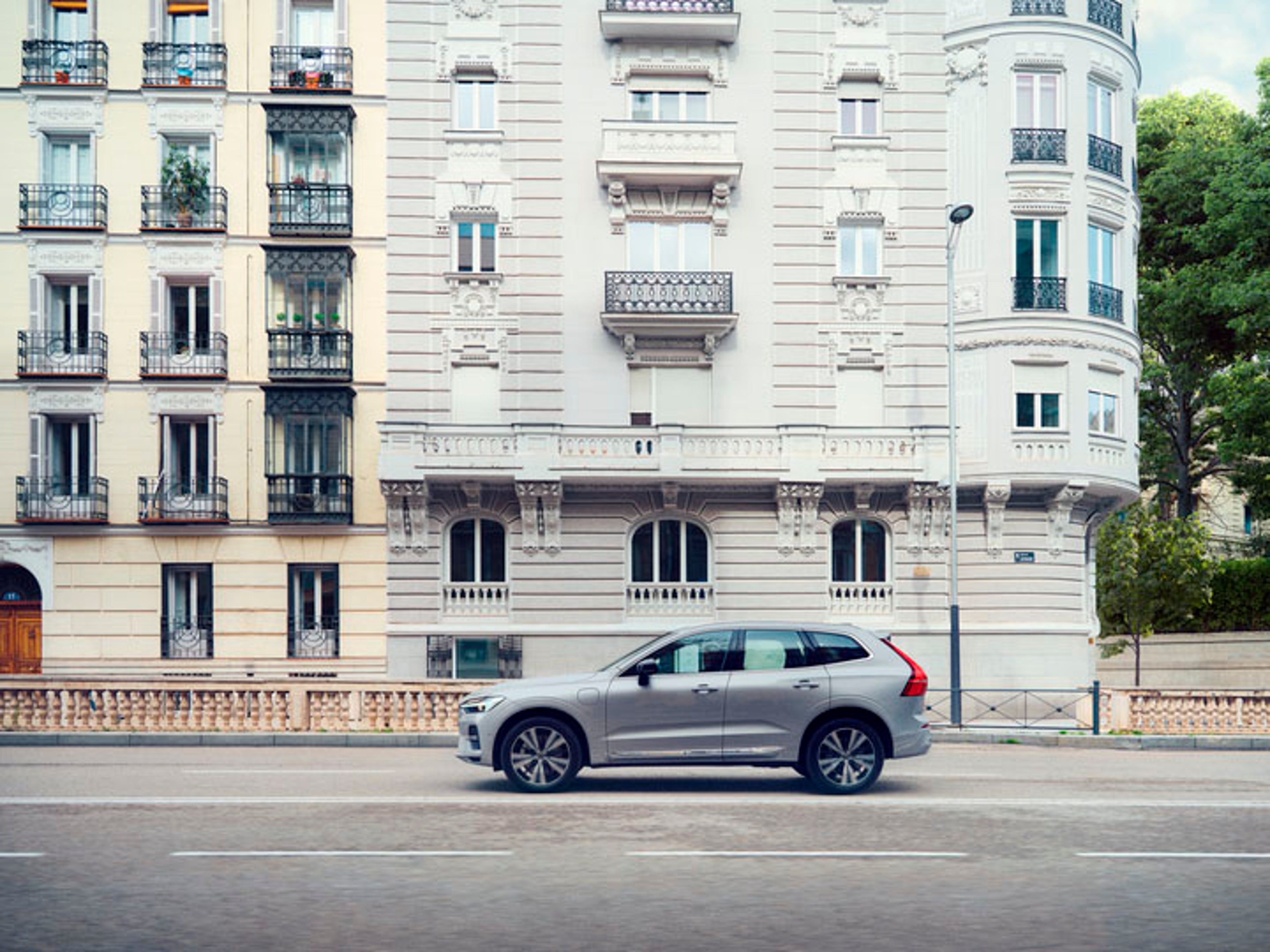 Volvo vista lateral pasando por una calle