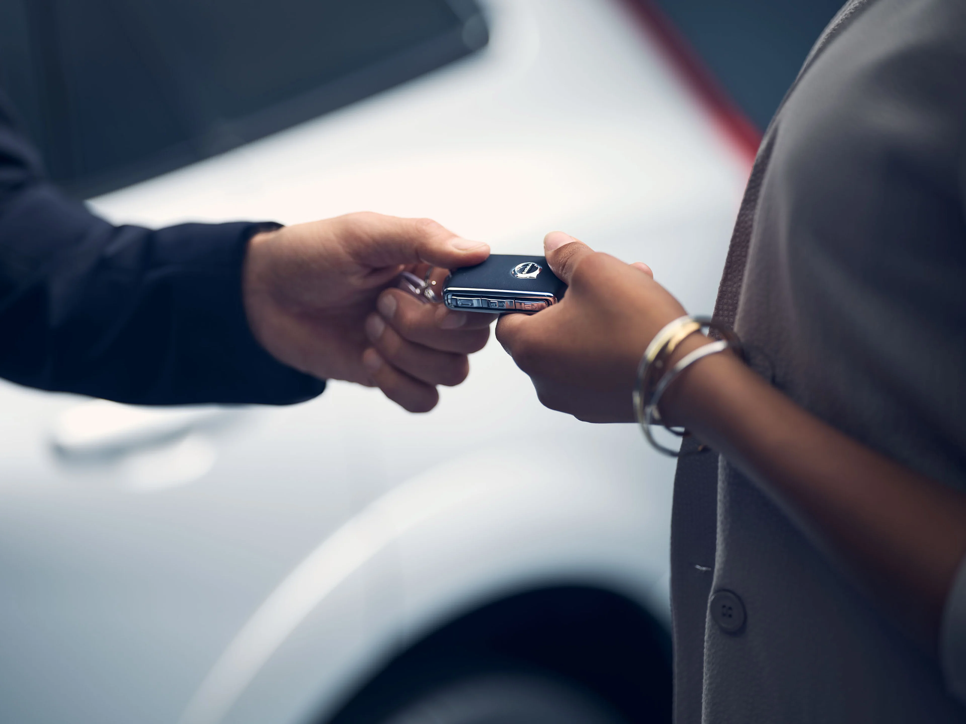 Een persoon geeft de autosleutel aan de nieuwe Volvo-eigenaar