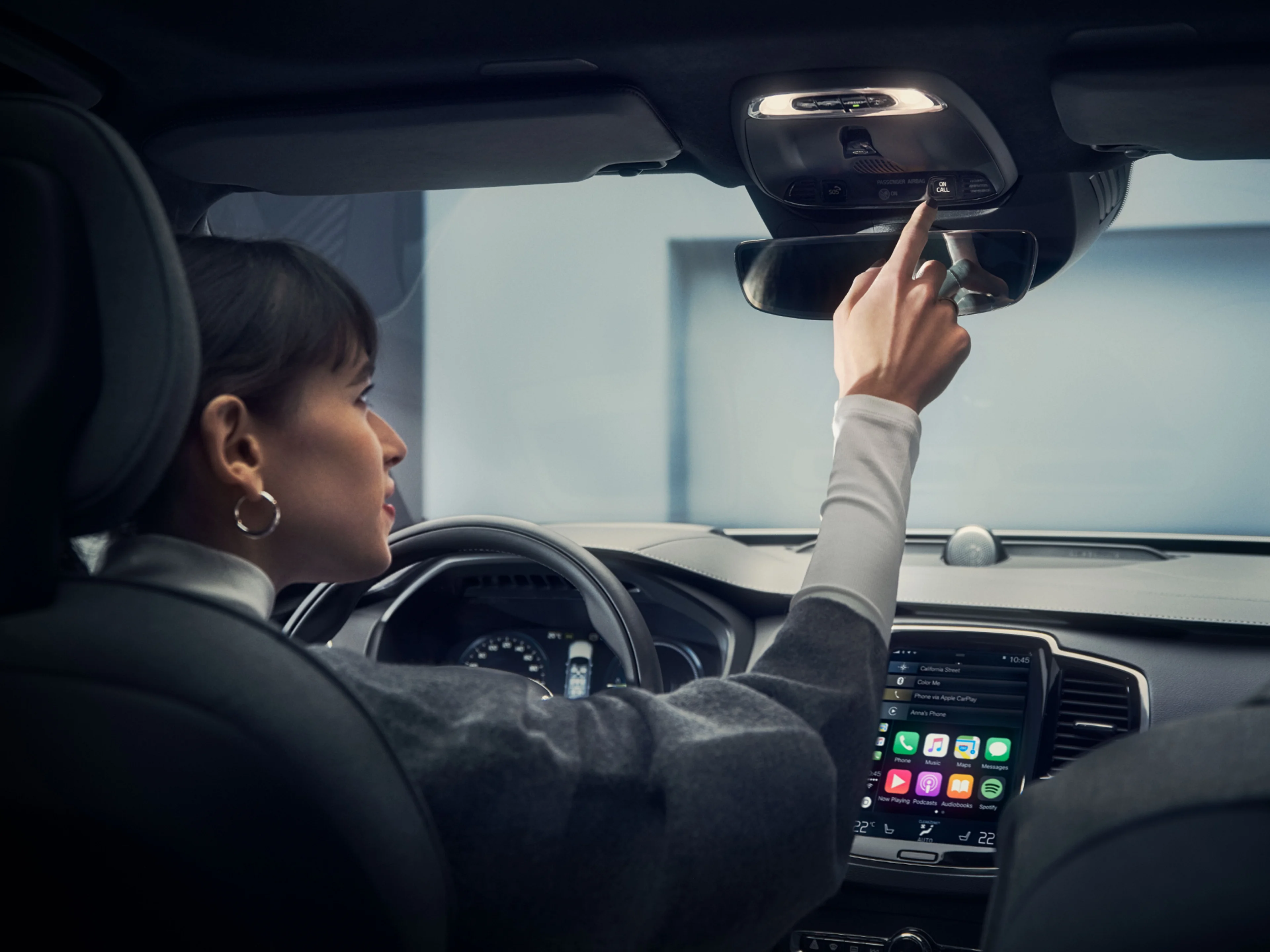 Una mujer al volante de un carro.