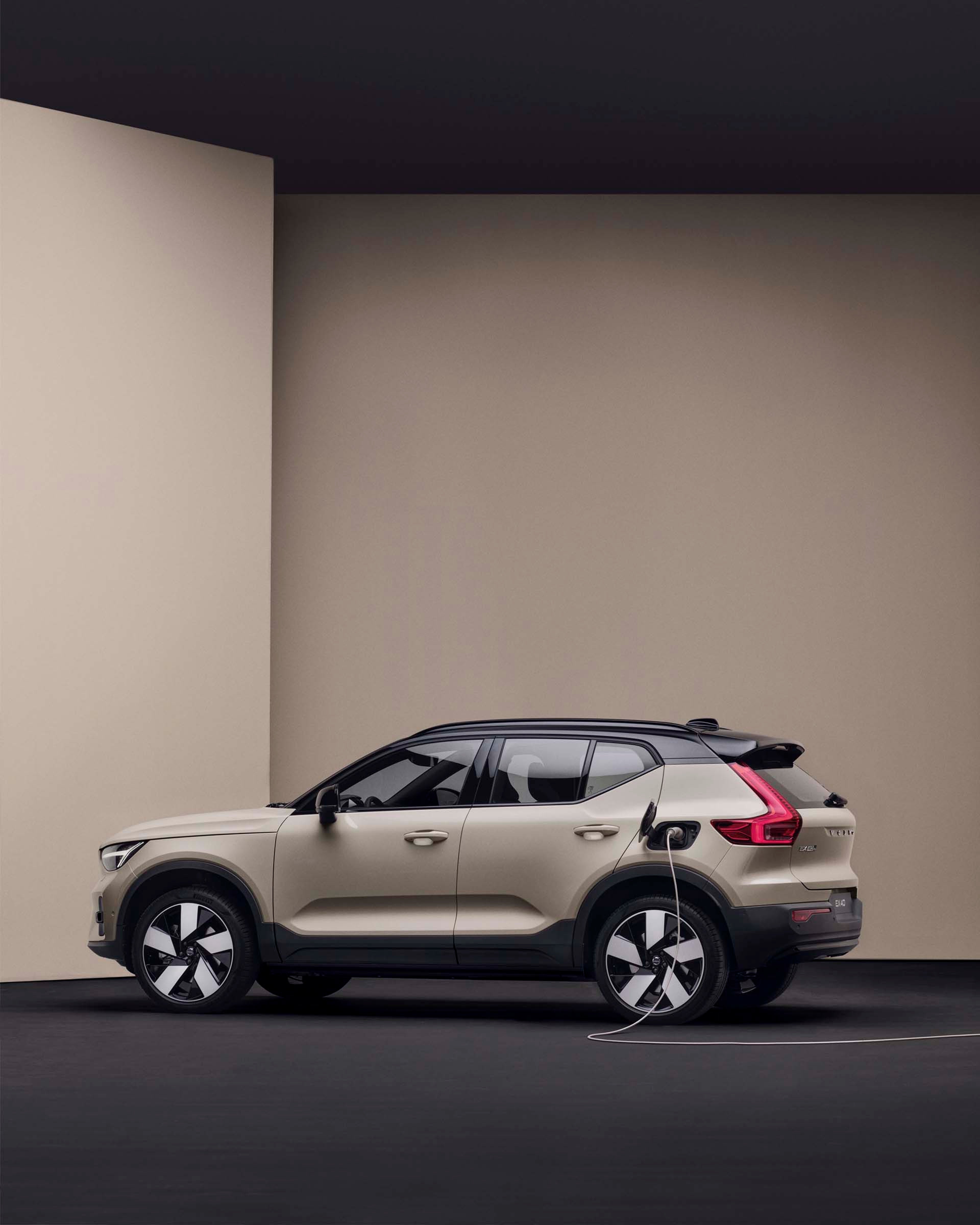 Volvo EX40 eléctrico vista lateral recargando