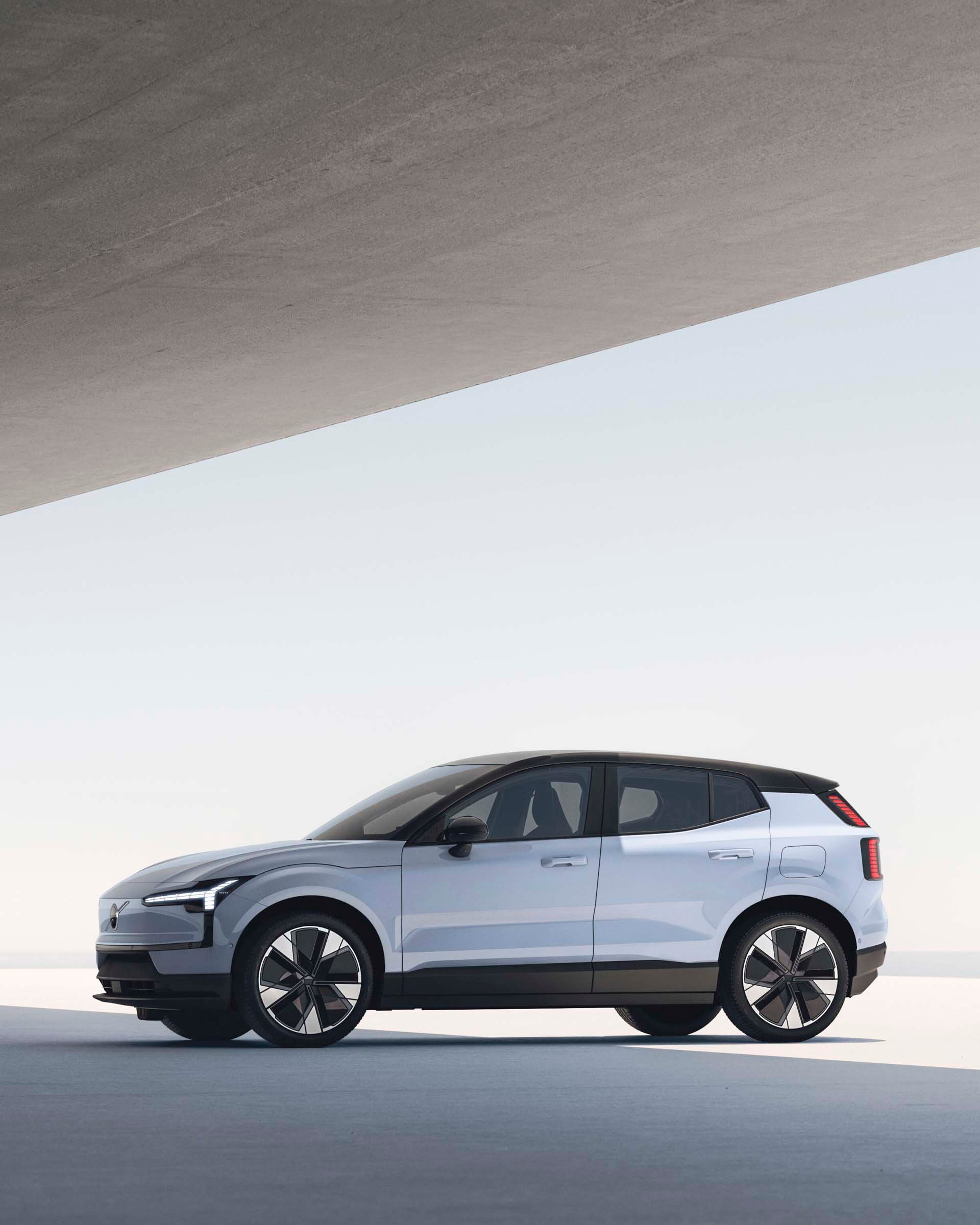 Volvo EX30 vista latera color blanco techo negro