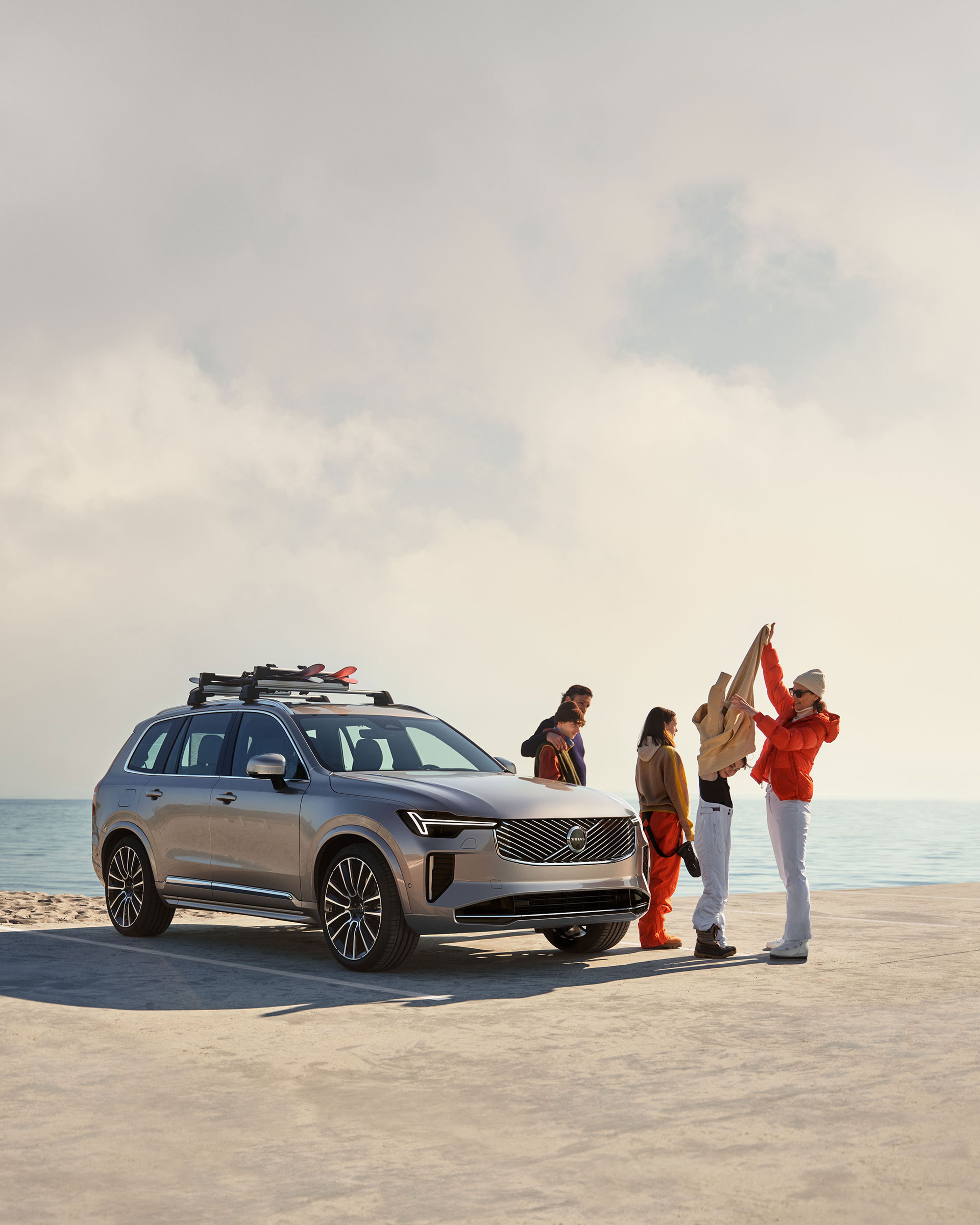 Famille autour d'un Volvo XC90