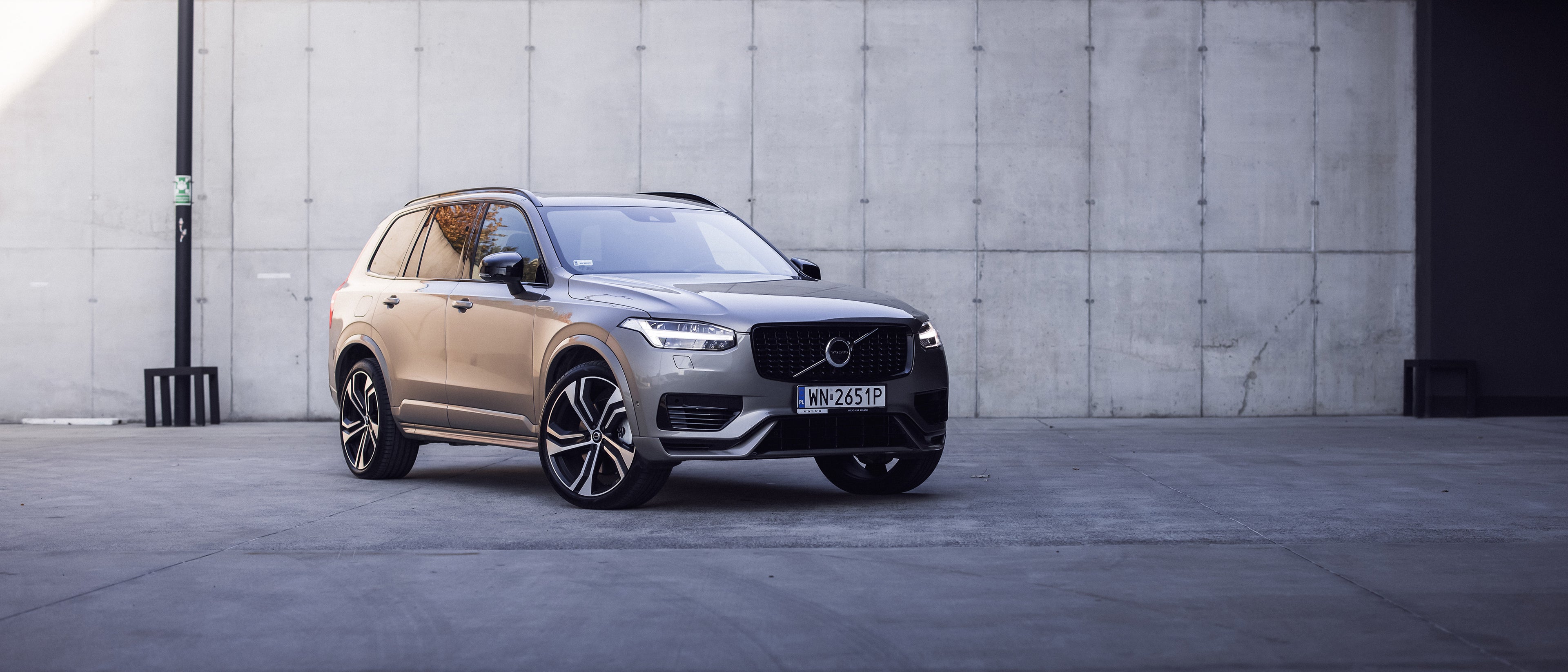 Volvo XC90 przy budynku pokazane przodem