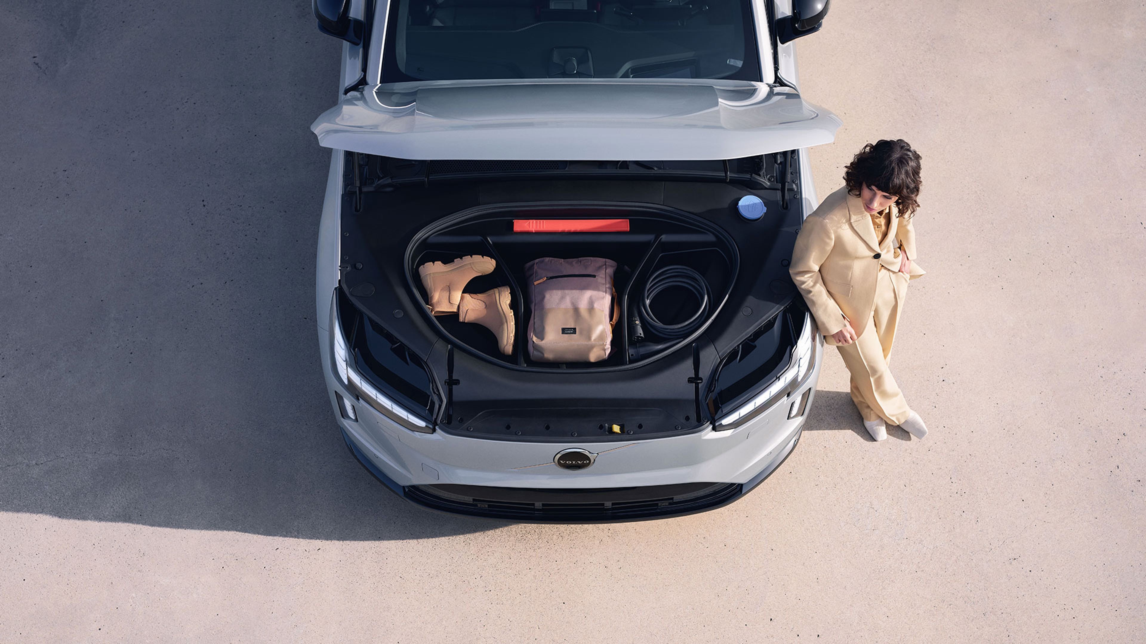 Coffre avant ouvert d’une Volvo EX90 avec sacs et accessoires rangés à l’intérieur