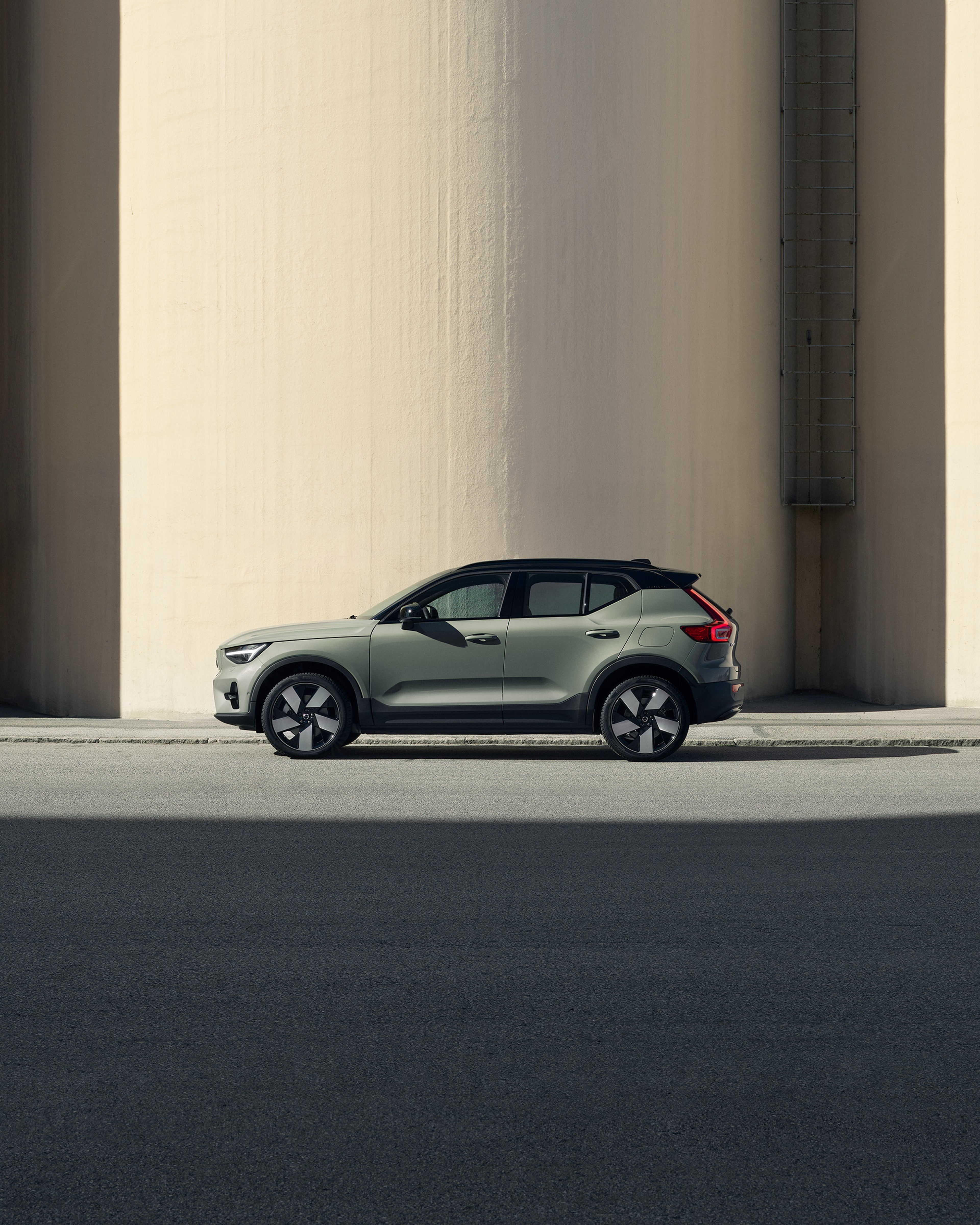 Volvo EX40 Recharge vu de profil