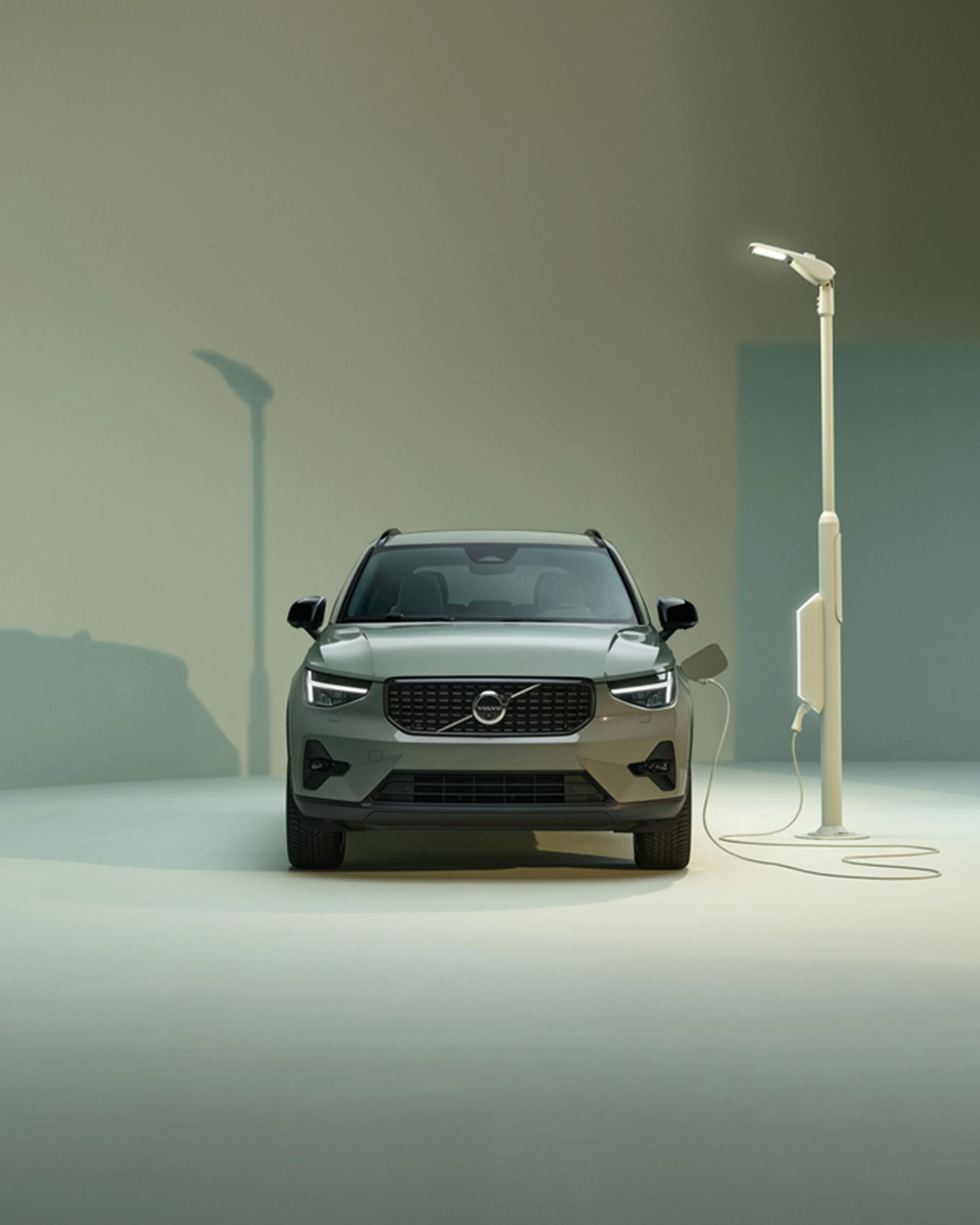 Grön Volvo XC40 framifrån