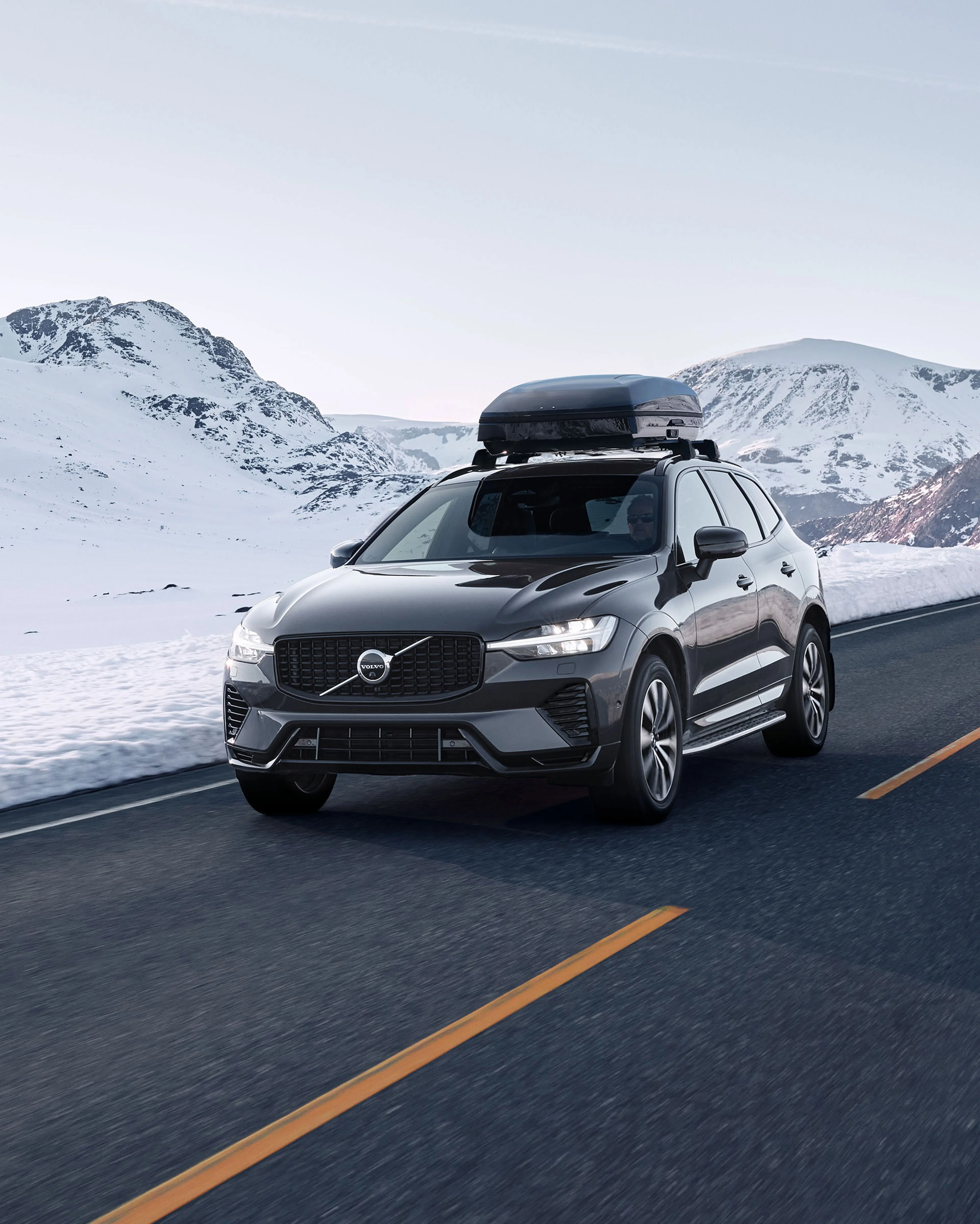 Volvo de profil sur route de montagne