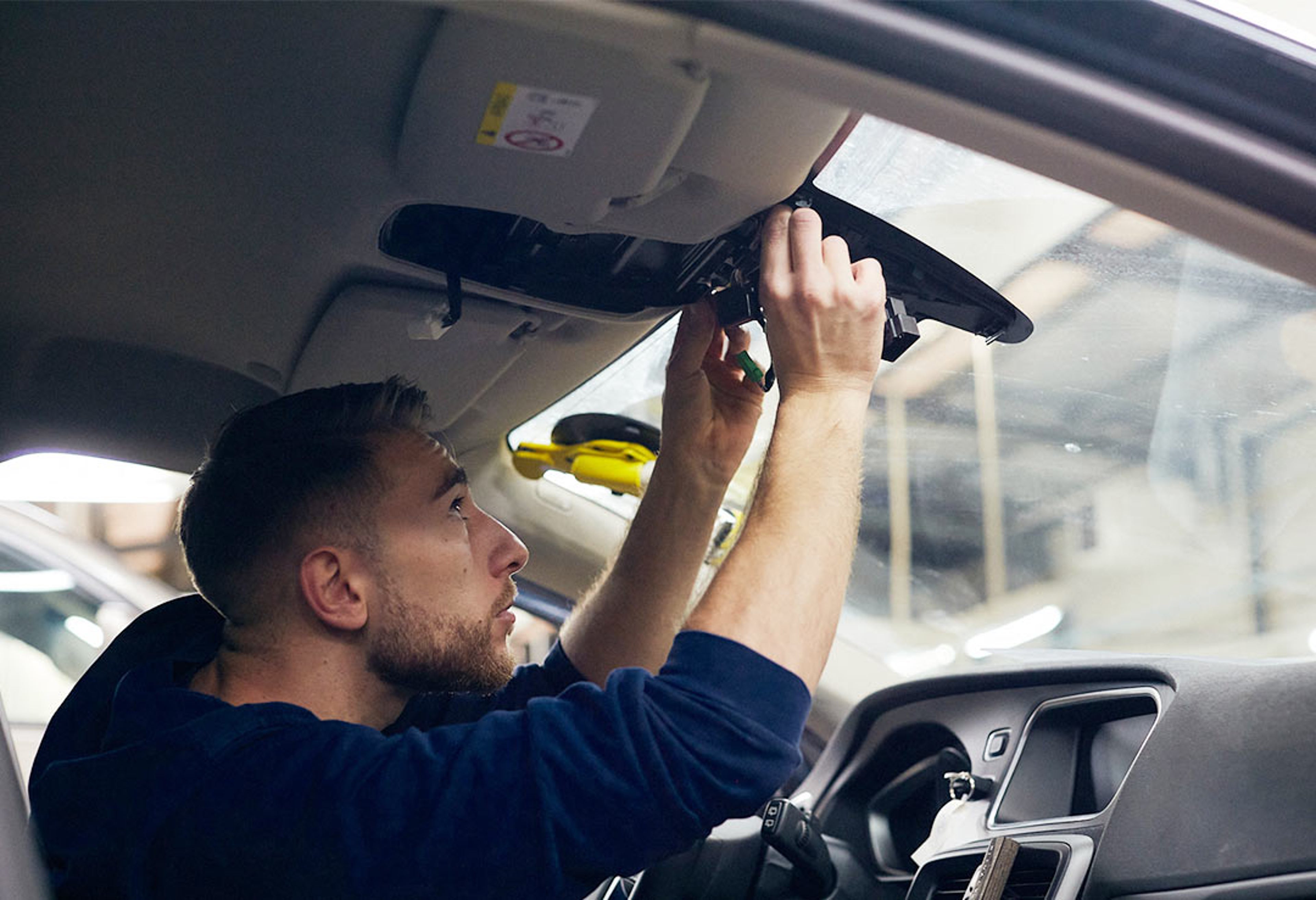 Un technicien calibre la caméra et les capteurs des systèmes d'aide à la conduite dans une Volvo.