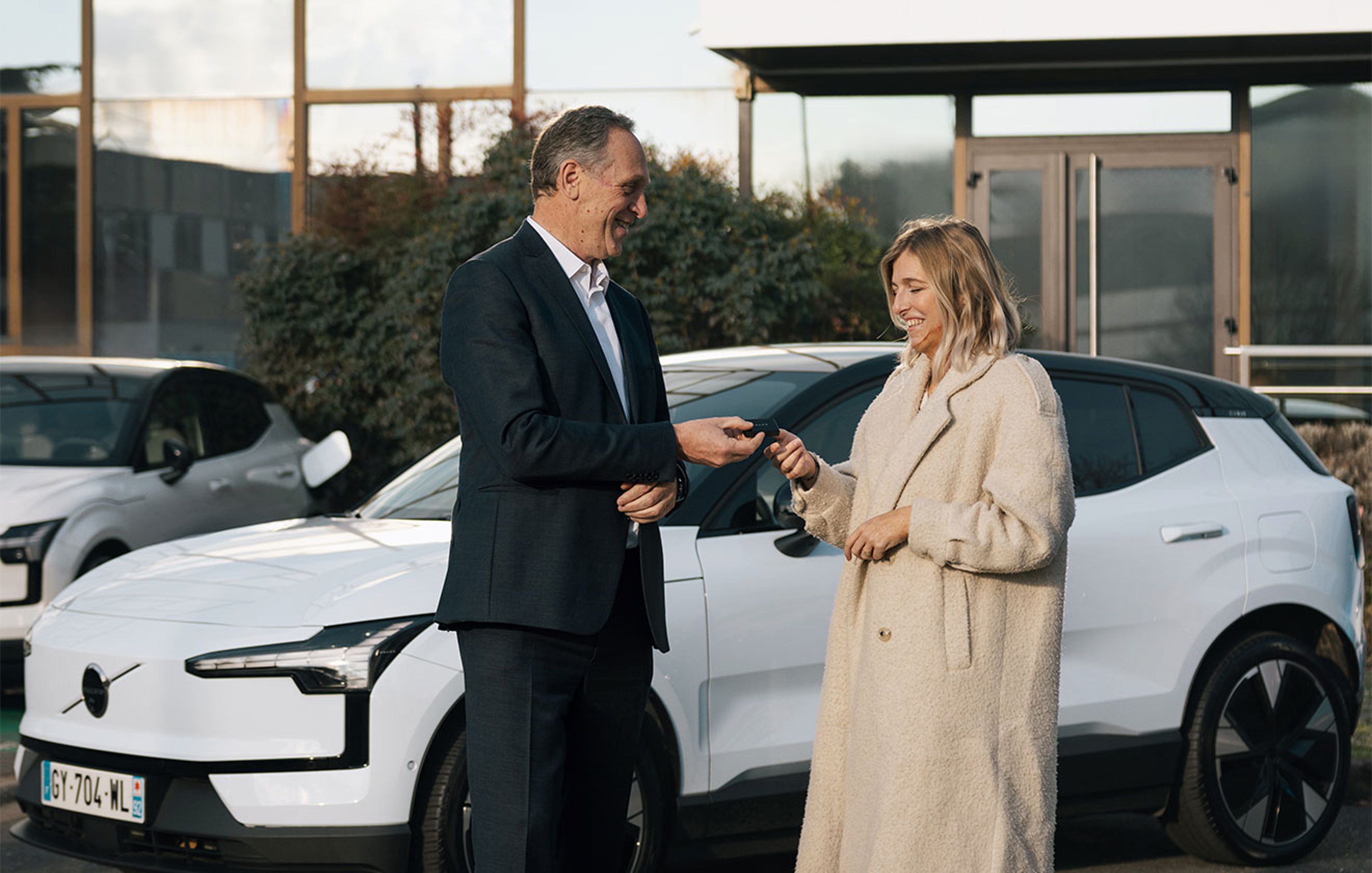 Yves Pasquier-Desvignes remet les clés d'un véhicule Volvo blanc à Julie Bourges