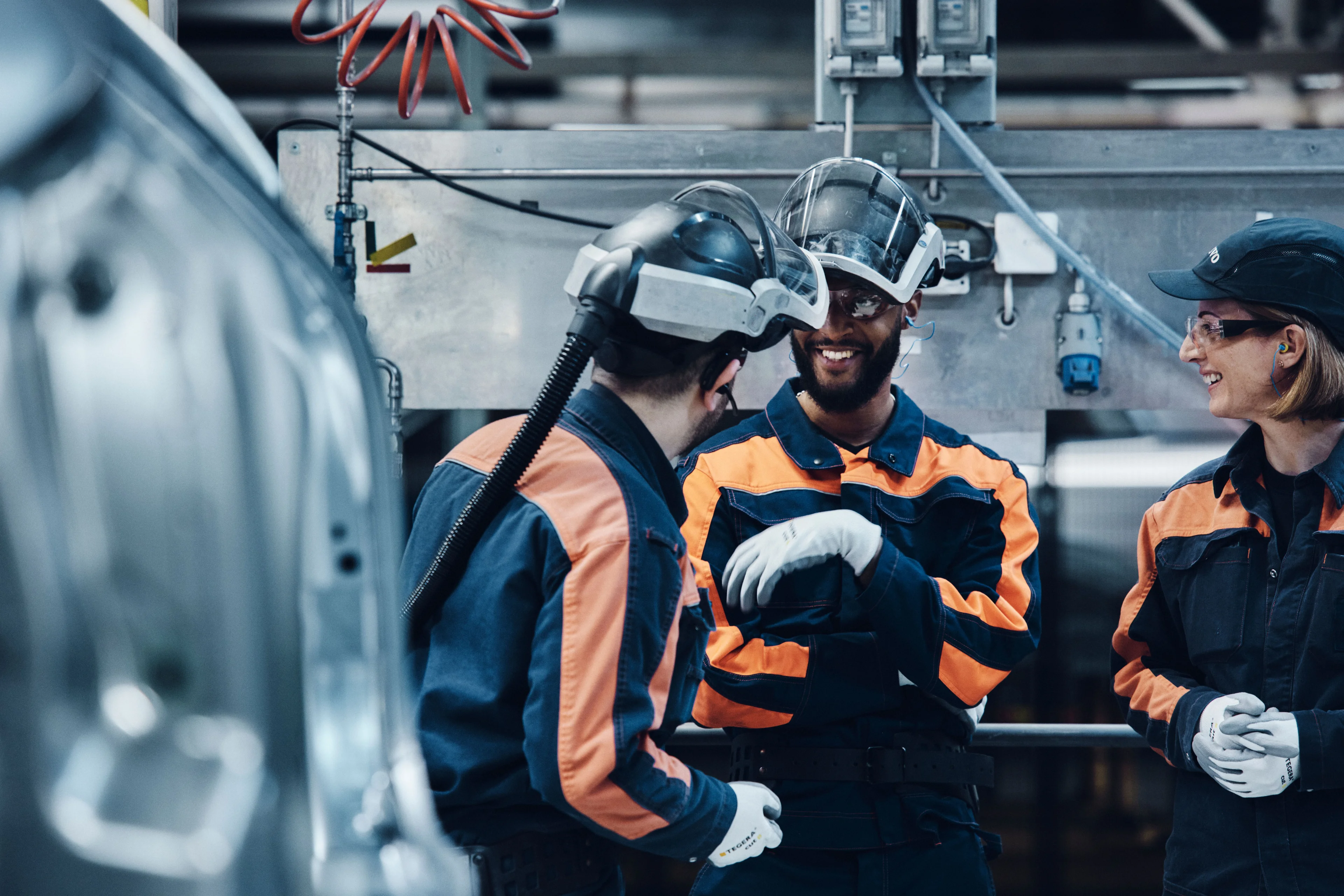 En grupp medarbetare i Volvo Cars fabriker som pratar