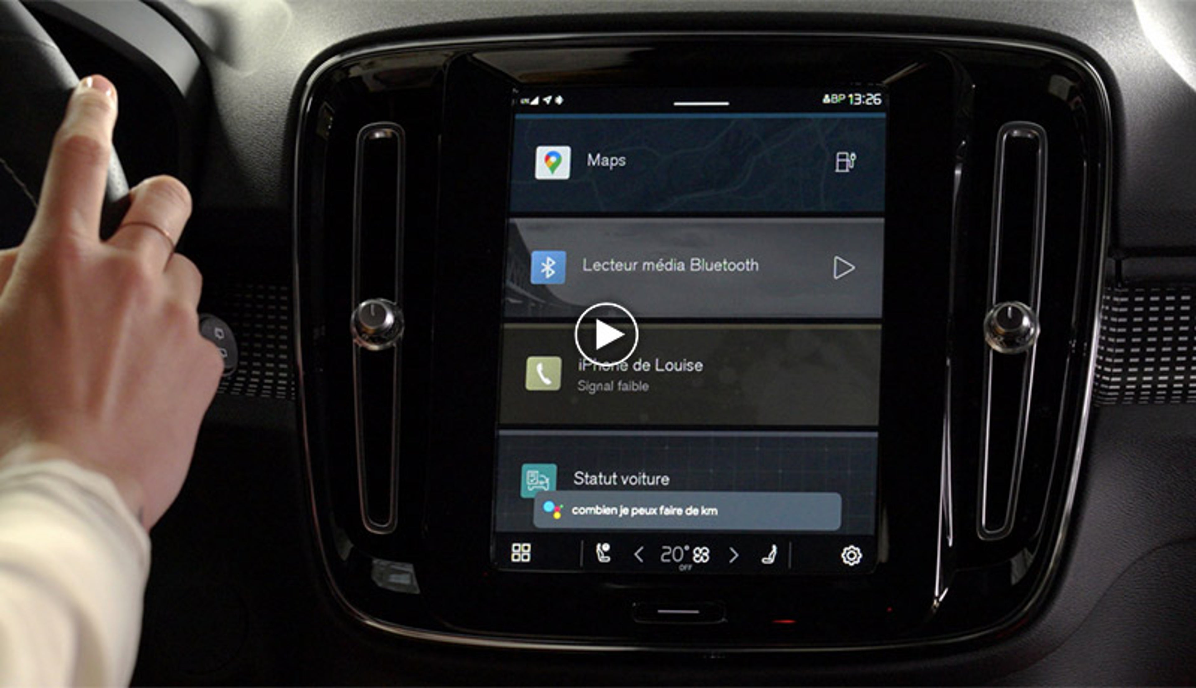 Écran central Volvo XC40 affichant Google Maps, Bluetooth, appels et statut véhicule, interface tactile connectée et intuitive