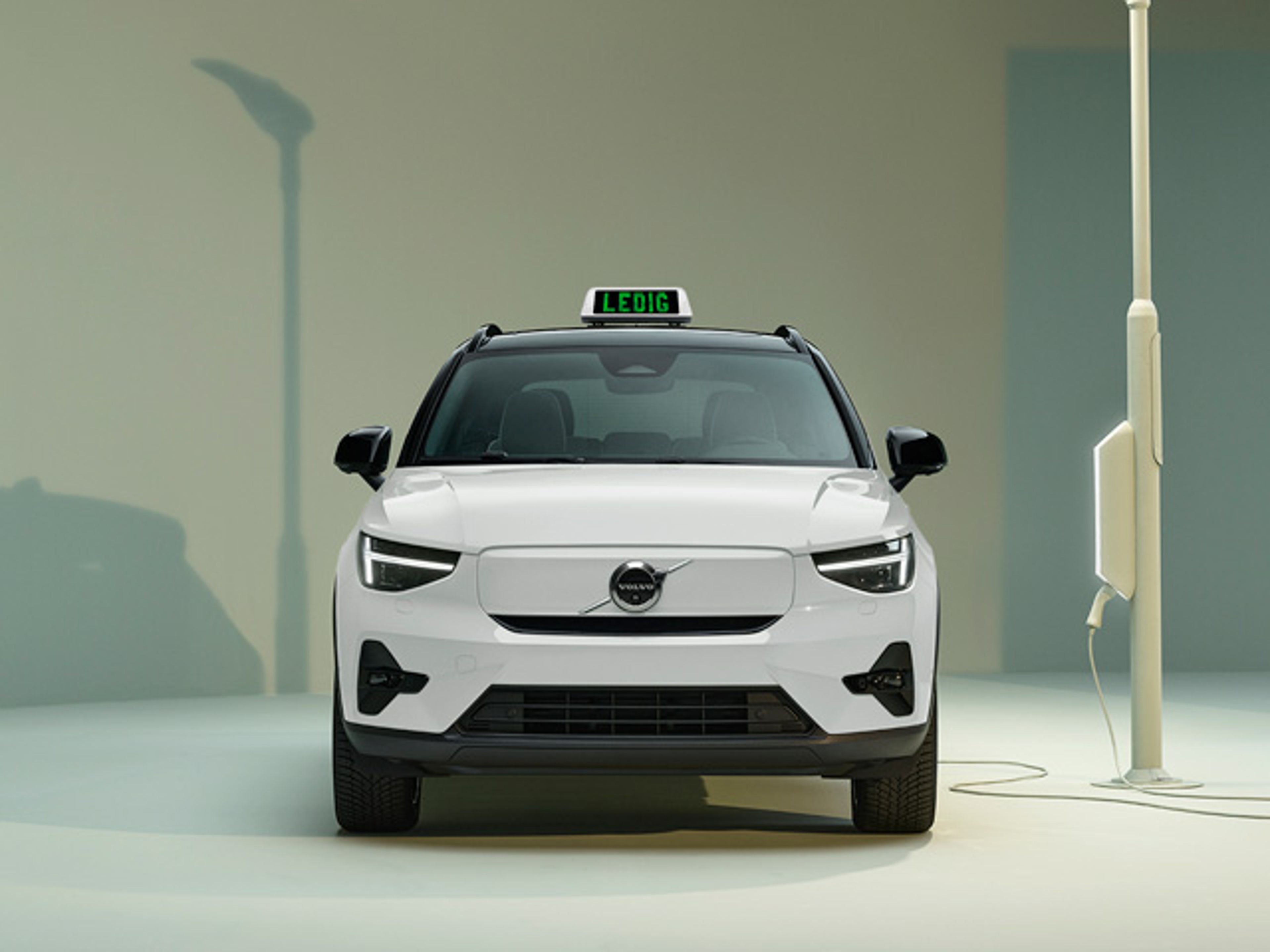 Vit Volvo XC40 Recharge framifrån