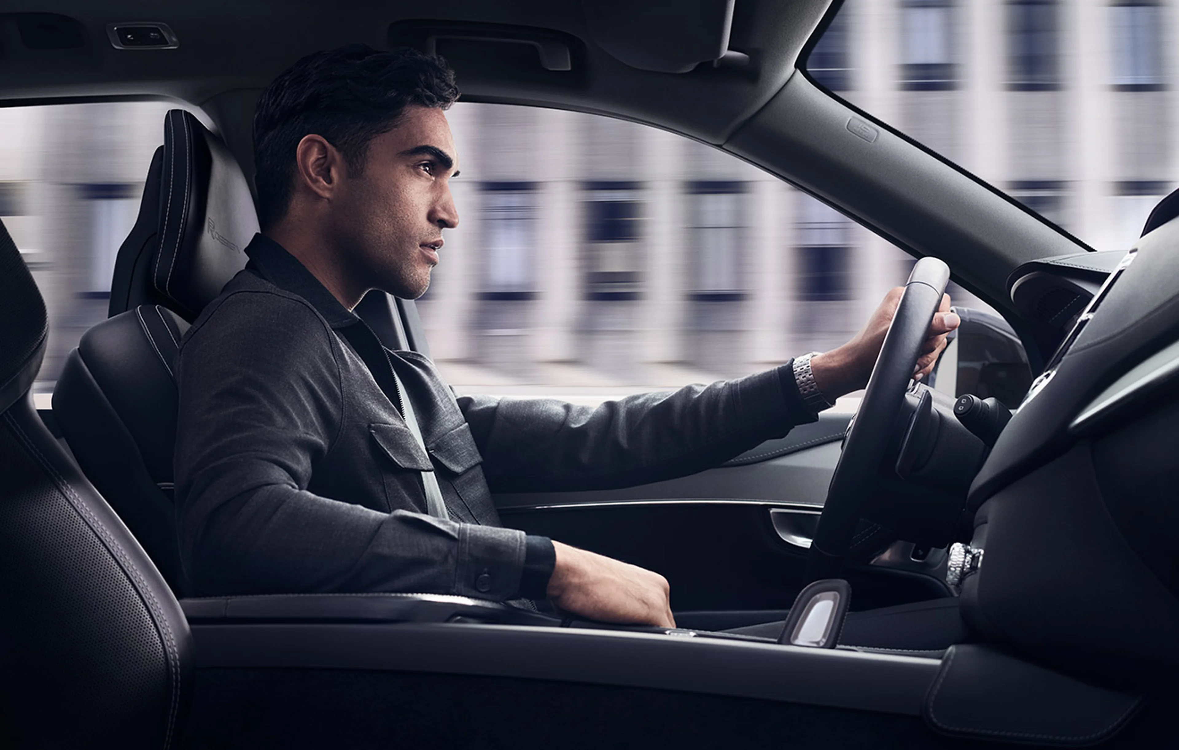 Homme au volant d'une voiture Volvo