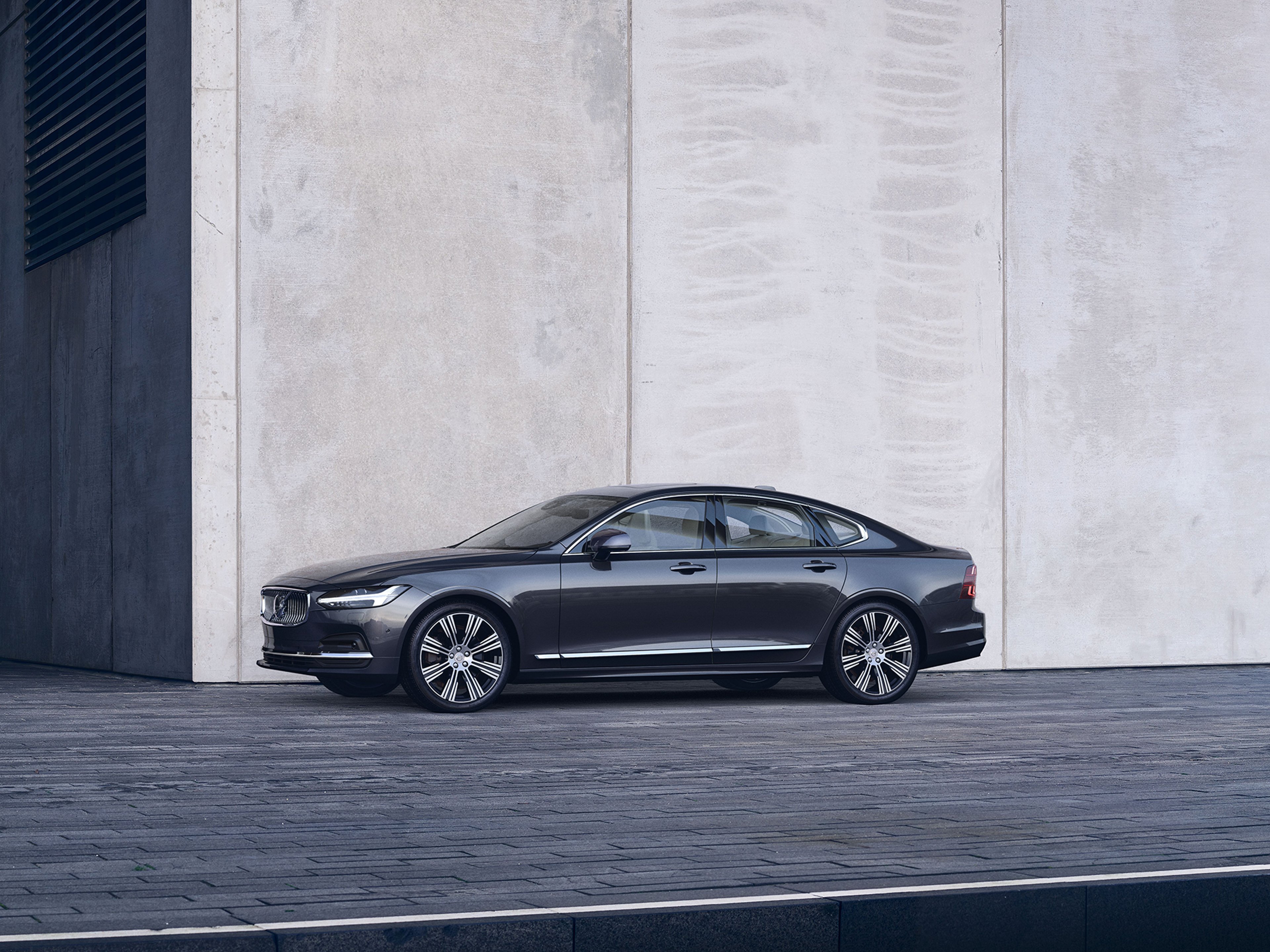 Seitliche Ansicht eines Volvo S90