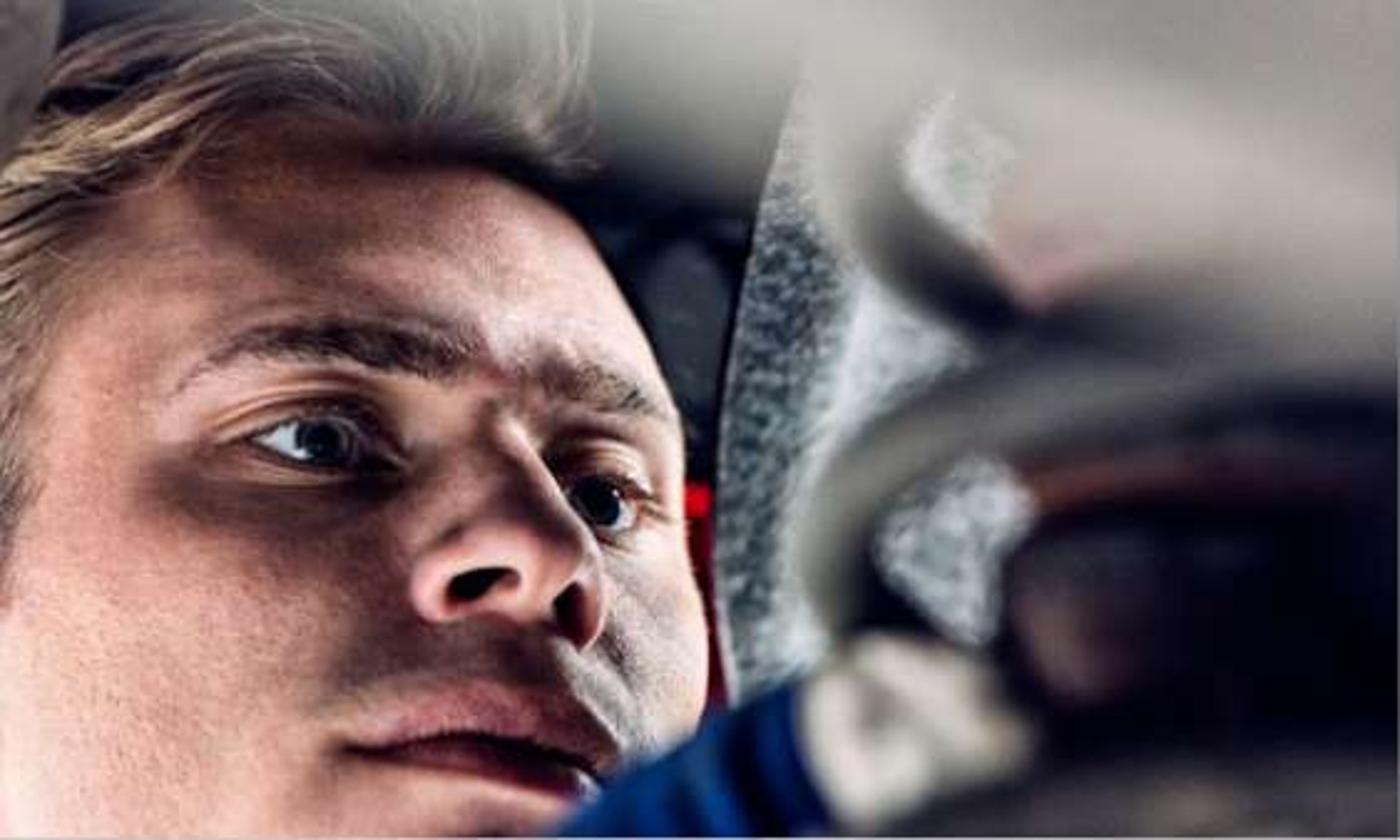 Mehanik Volvo preverja vozilo.