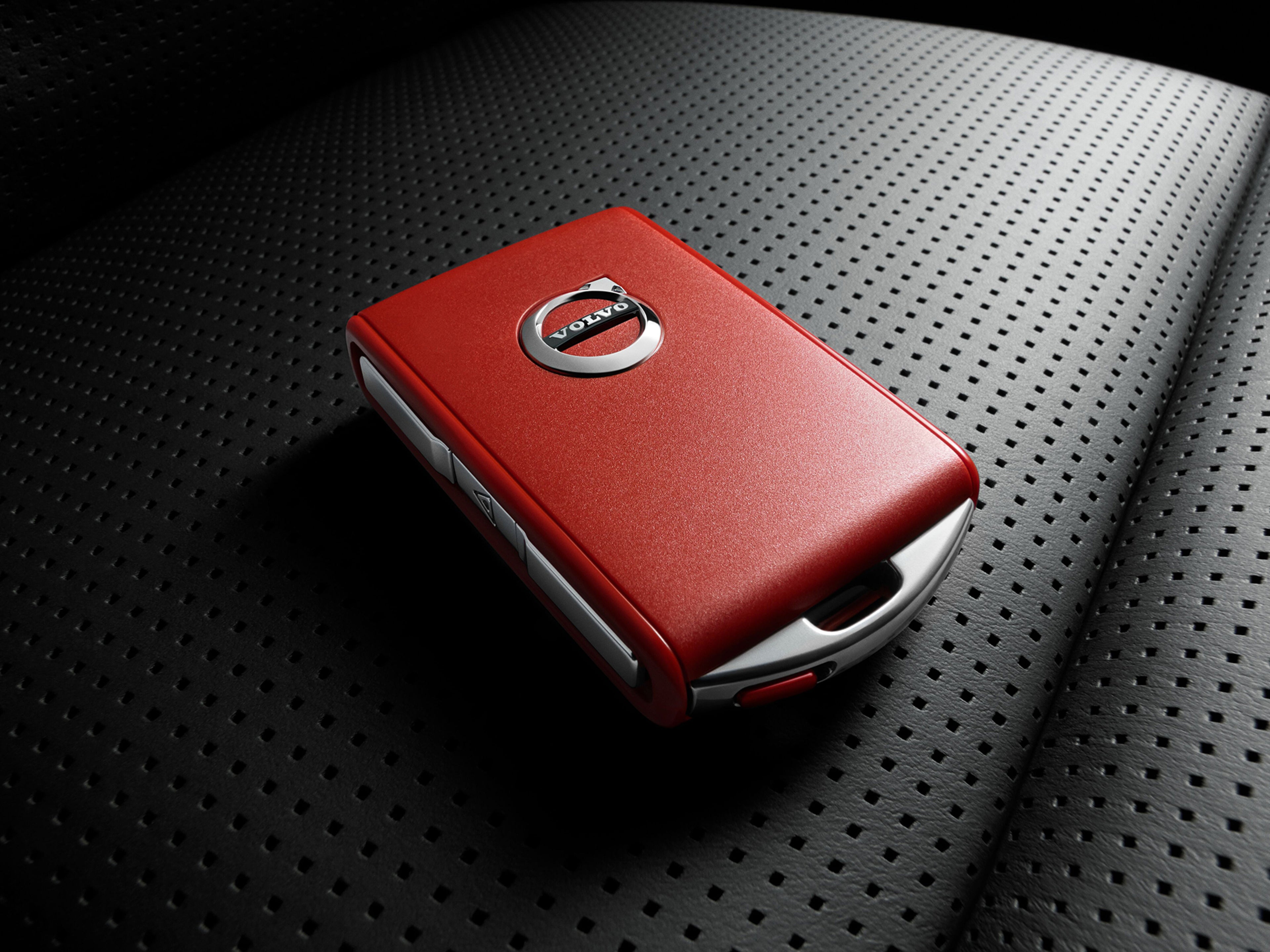 Chave volvo vermelha sobre fundo preto