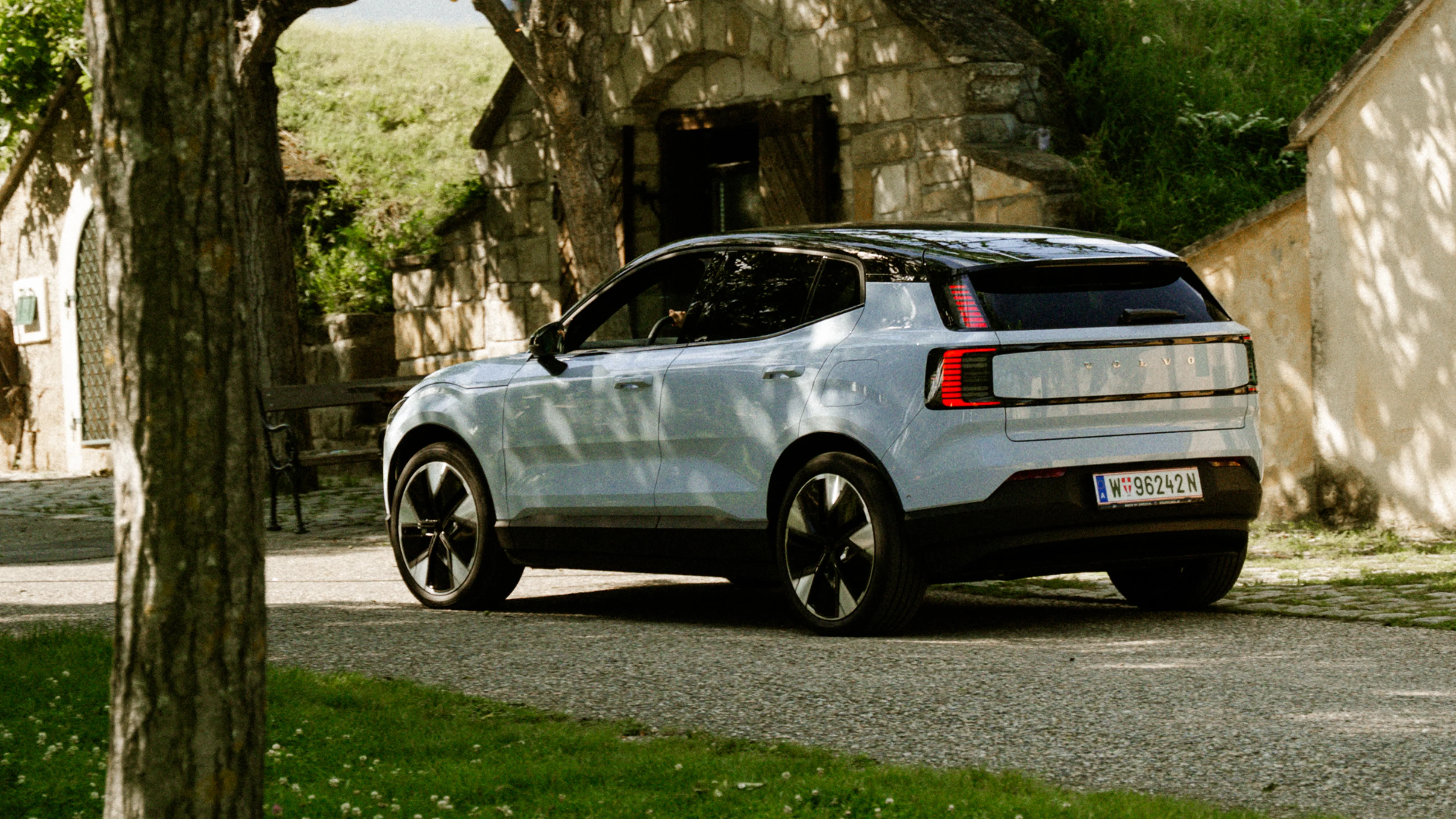 Rückansicht eines weißen Volvo EX30 mit schwarzem Dach.