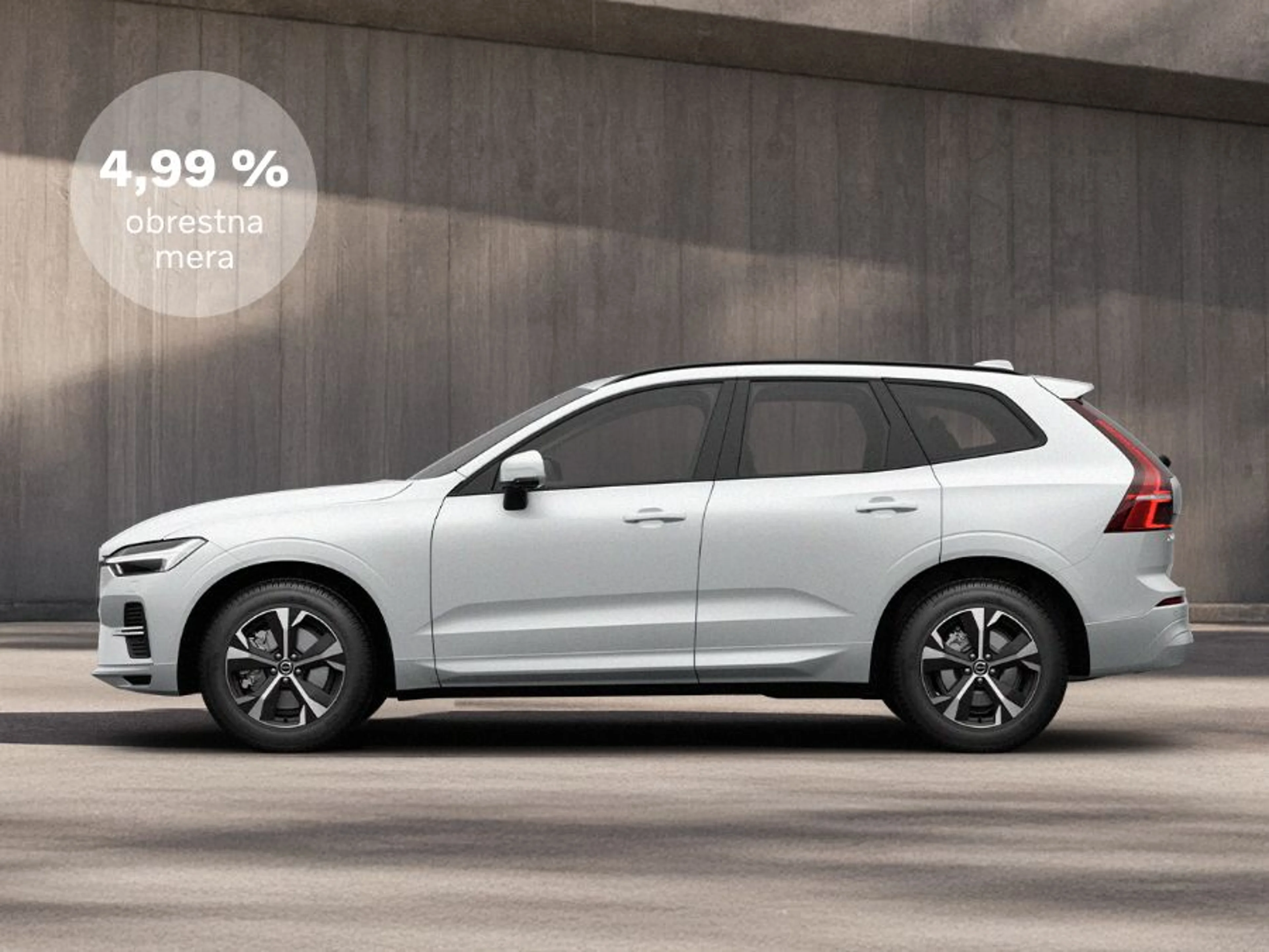Volvo XC60, parkiran na cesti, z oznako 4,99 % obrestna mera.