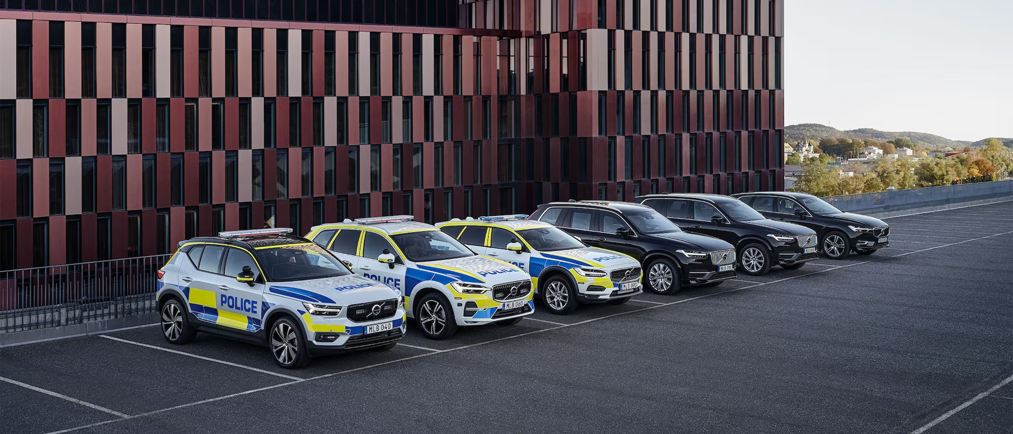 3 Volvo noirs garés de trois quart et 3 Volvo de la police