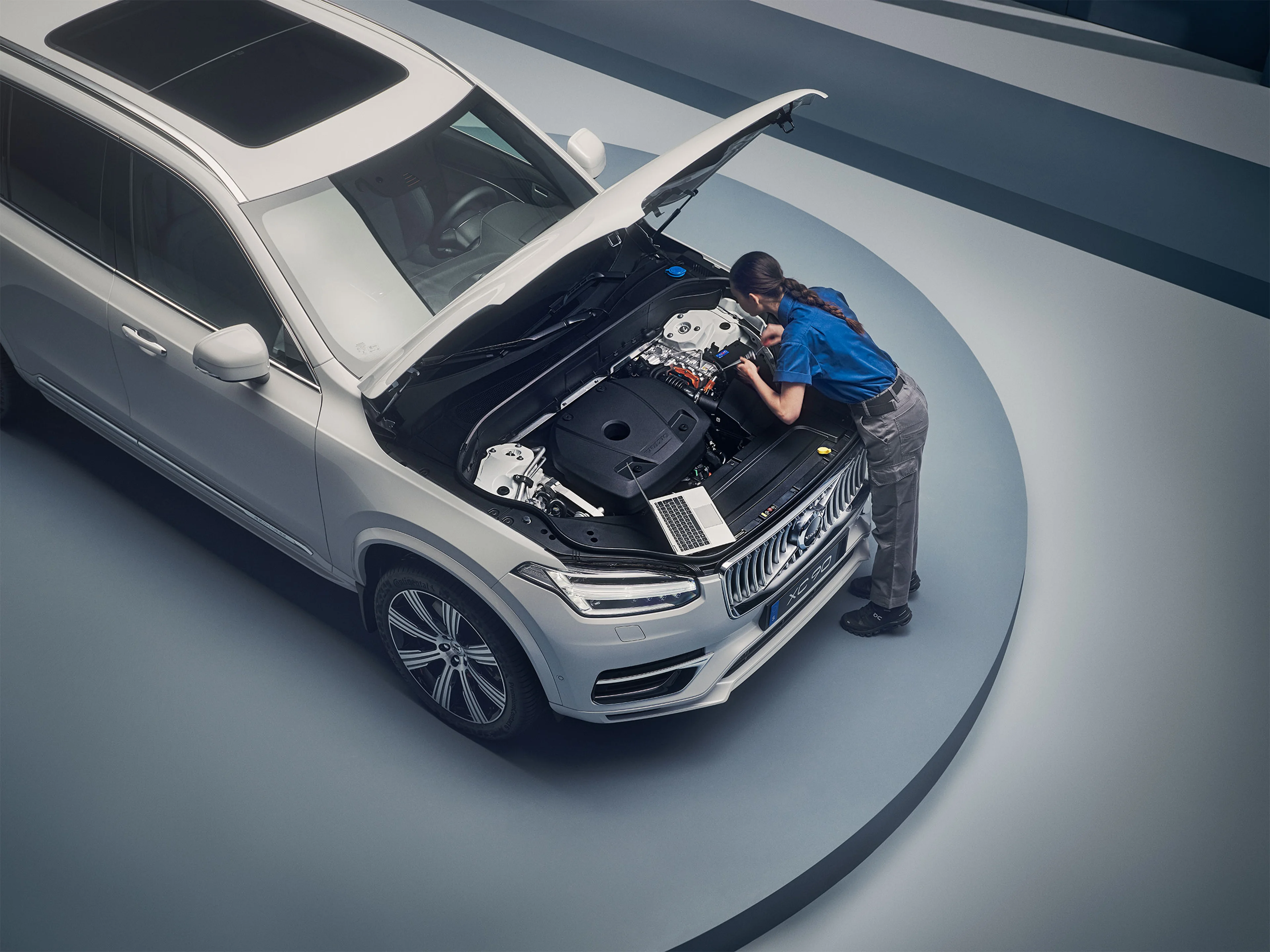 Homme réparant une Volvo vu de dessus