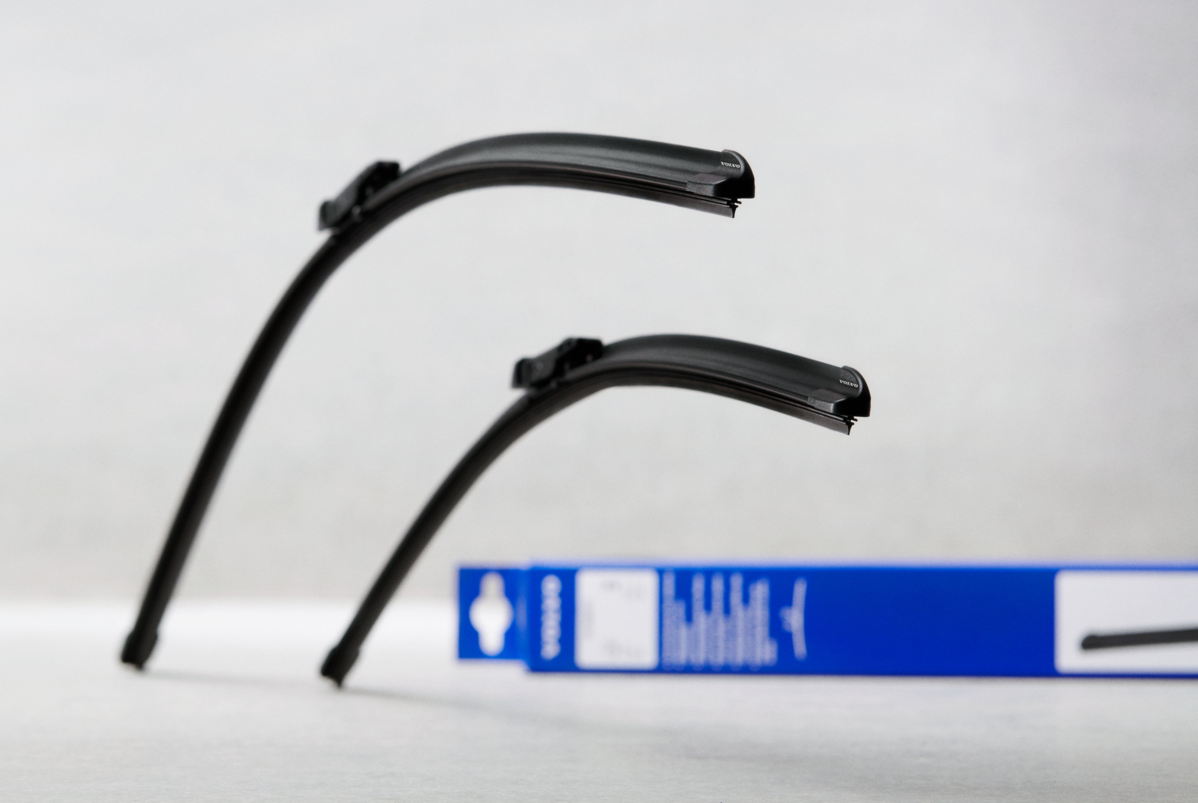 Vedere frontală a ștergătoarelor de parbriz originale Volvo