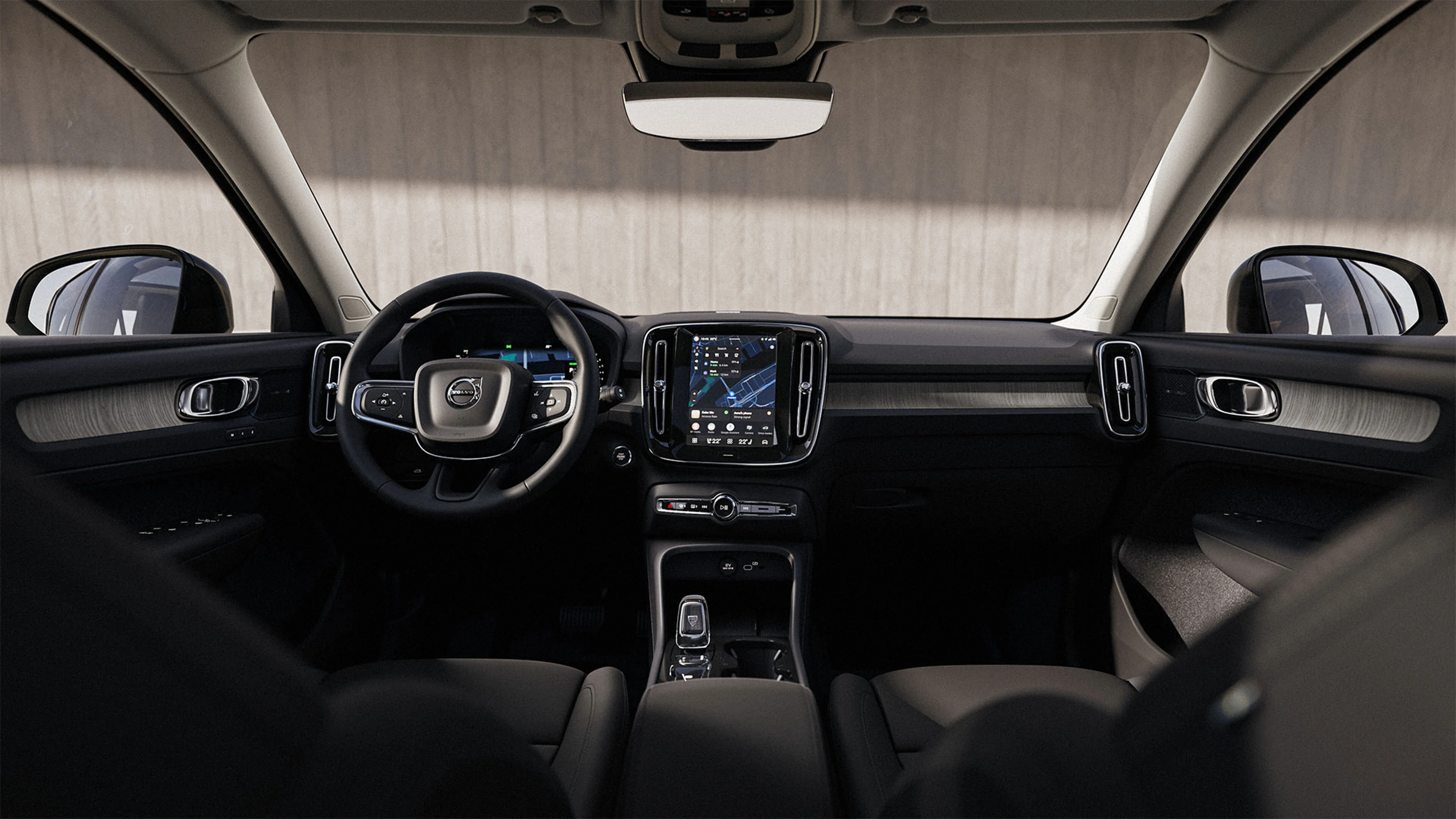Vue intérieure d’une Volvo XC40 avec volant, tableau de bord et écran tactile central