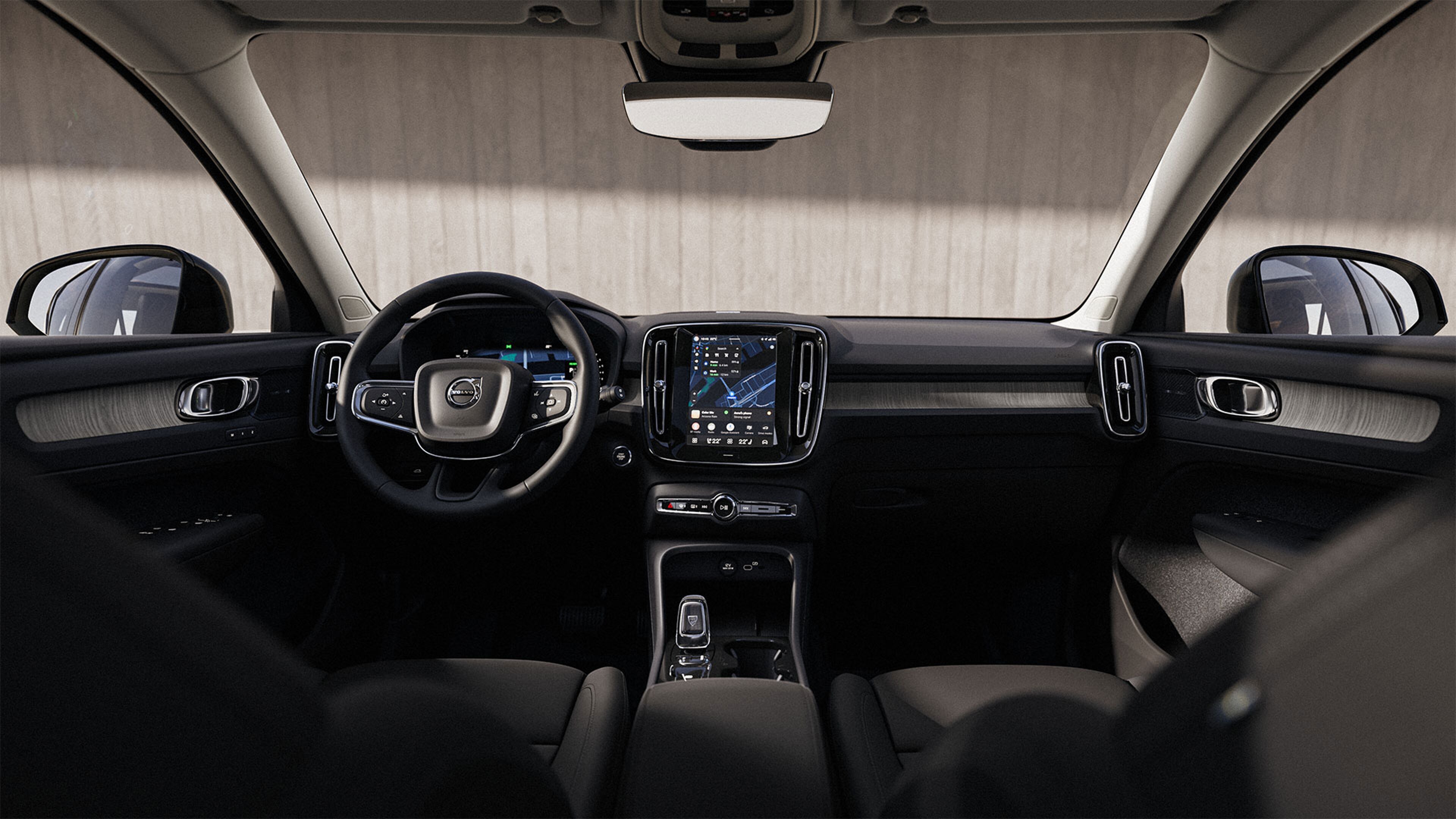 Vue intérieure d’une Volvo XC40 avec volant, tableau de bord et écran tactile central