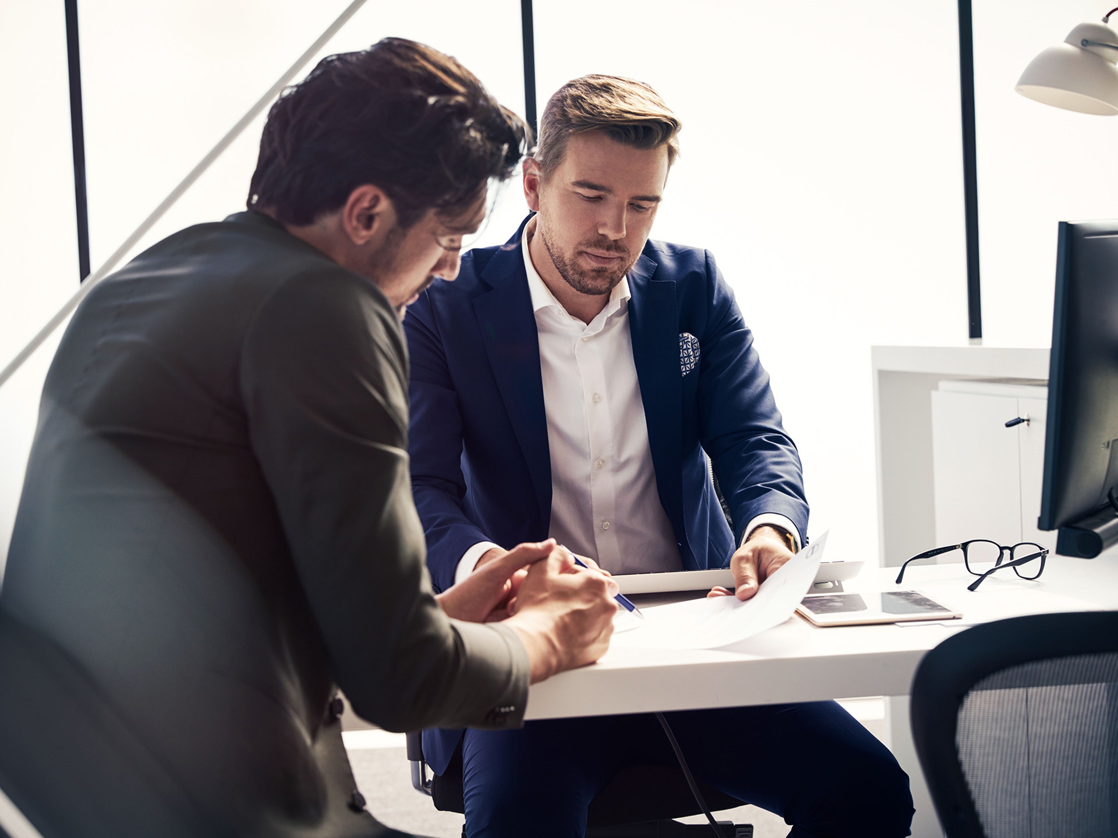 Cliente a ser atendido num concessionário volvo, com um funcionário volvo